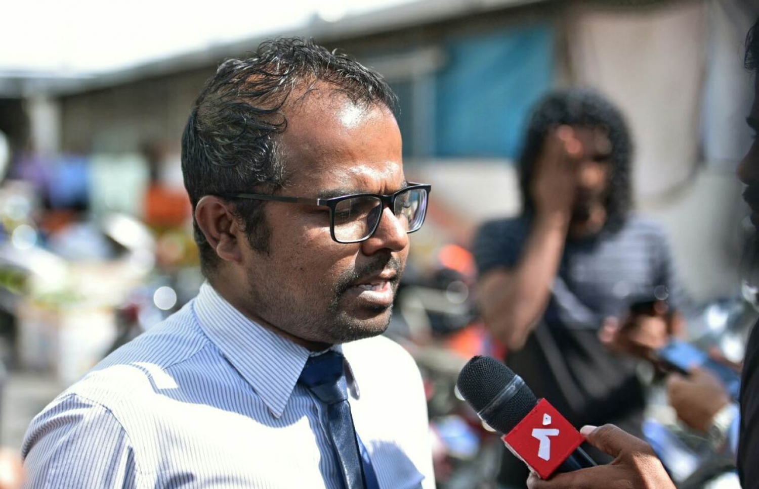 ހުސައިން ފިޔާޒު މޫސާ އިންޓަވިއޫއެއް ދެއްވަނީ: އޭނާ ވިދާޅުވަނީ ކުރީގެ ބިރުވެރިކަން ފިލައިފިކަަމަށް-- ފޮޓޯ: މިހާރު