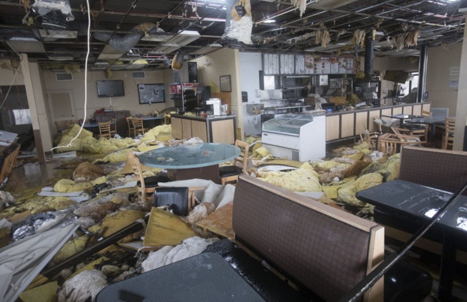 ޓެކްސަސް އަށް އެރި ތޫފާނެއްގައި ރެސްޓޯރެންޓެއް ހަލާކުވެފައި. --ފޮޓޯ:އޭއެފްޕީ