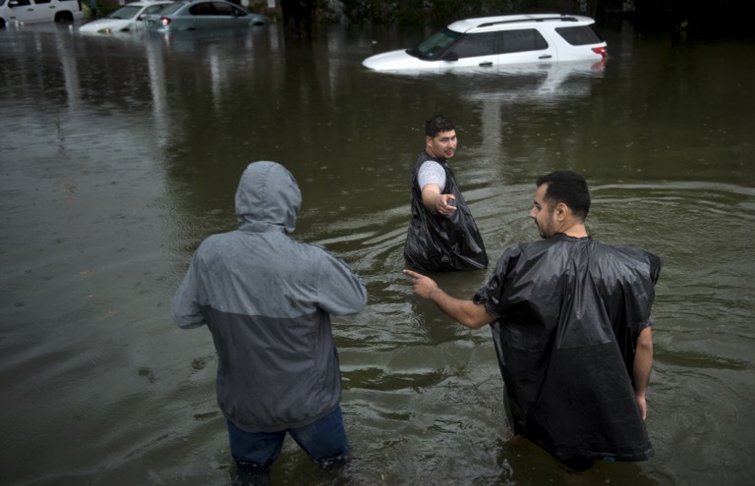 ޓެކްސަސްގެ ހިއުސްޓަންގެ ފެންބޮޑުވެފައިވާ މަގެއްގައި ބަޔަކު ހިނގަނީ. --ފޮޓޯ:އޭއެފްޕީ