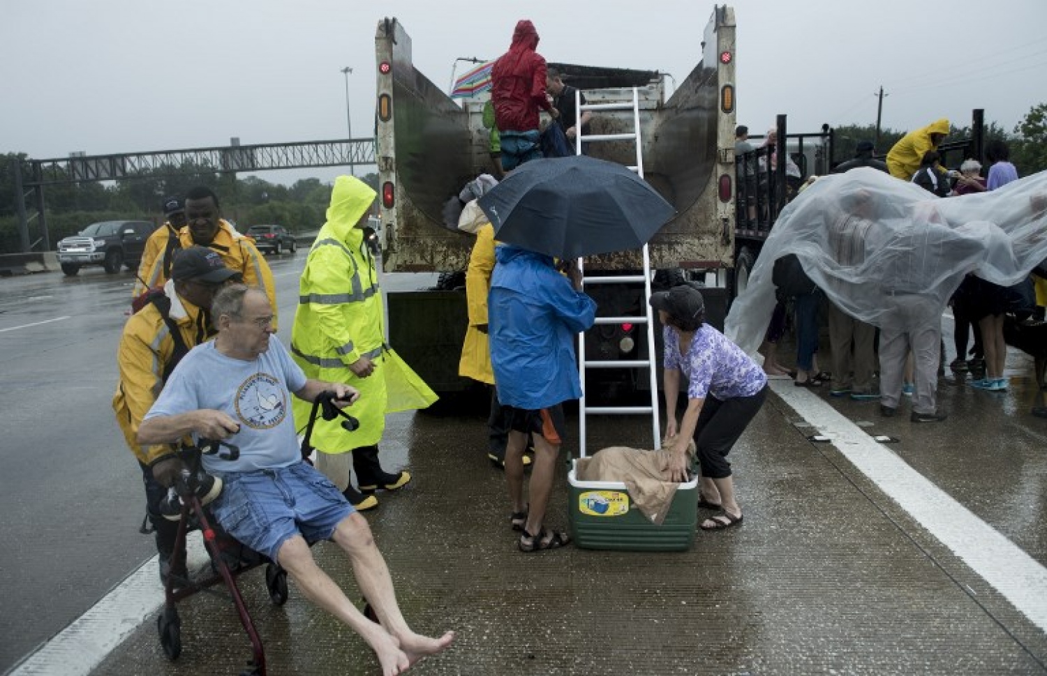 ޓެކްސަސްގެ ހިއުސްޓަންގެ ފެންބޮޑުވެފައިވާ ސަރަހައްދަކުން މީހުން ސަލާމަތް ކުރަނީ. --ފޮޓޯ:އޭއެފްޕީ