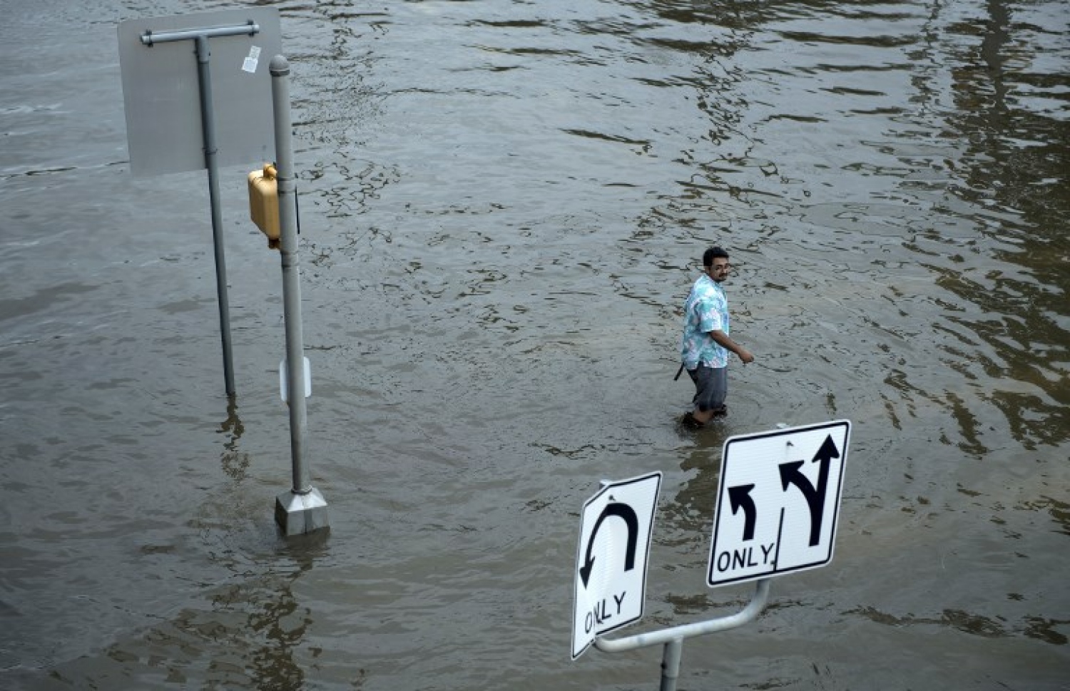 ޓެކްސަސްގެ ހިއުސްޓަންގެ ފެންބޮޑުވެފައިވާ މަގަކުން މީހަކު ދަނީ. --ފޮޓޯ:އޭއެފްޕީ