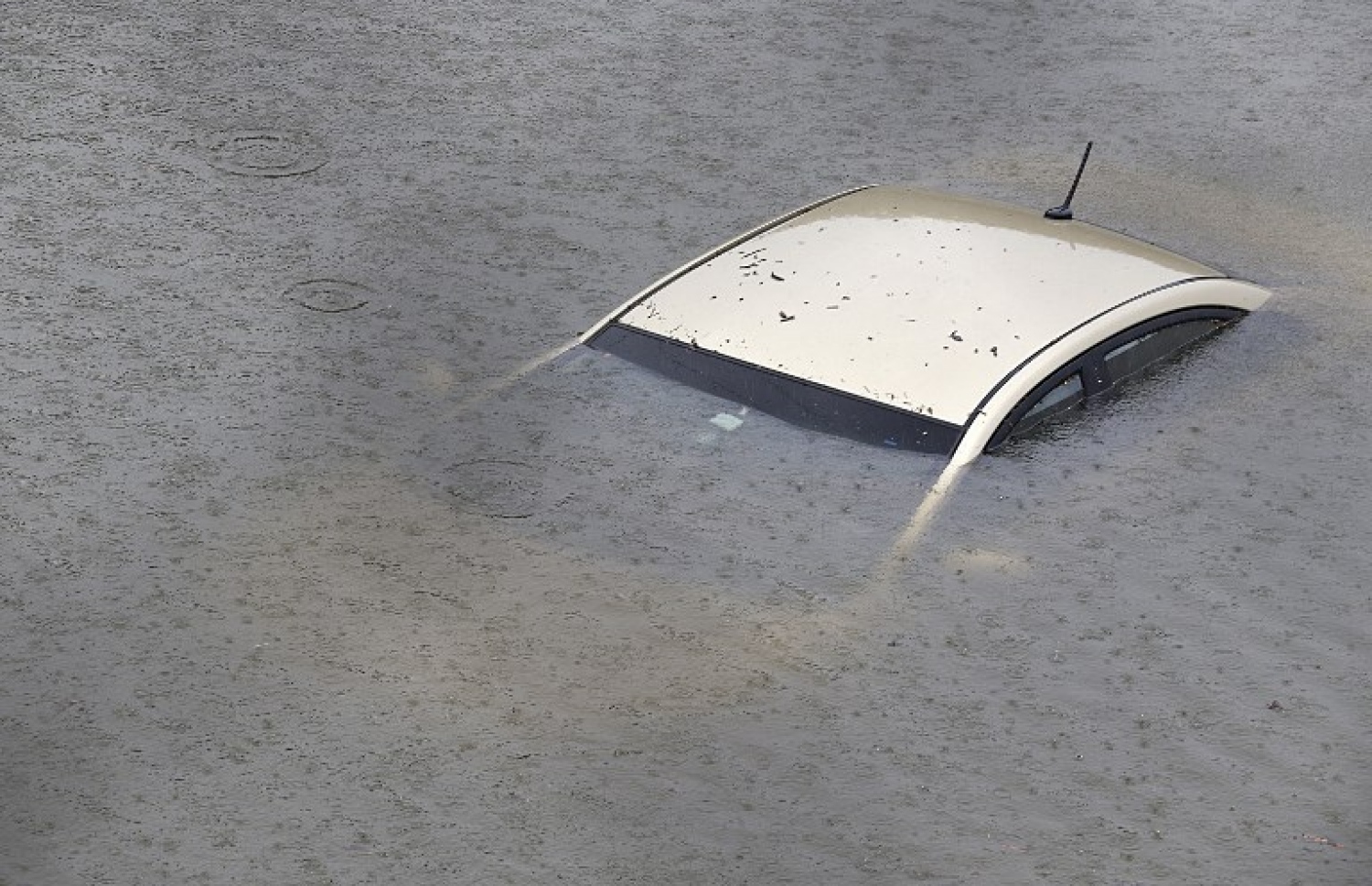 ޓެކްސަސްގެ ހިއުސްޓަންގެ މަގެއްގައި ފެންބޮޑުވެ ކާރެއް އަޑީގައި. --ފޮޓޯ:އޭއެފްޕީ