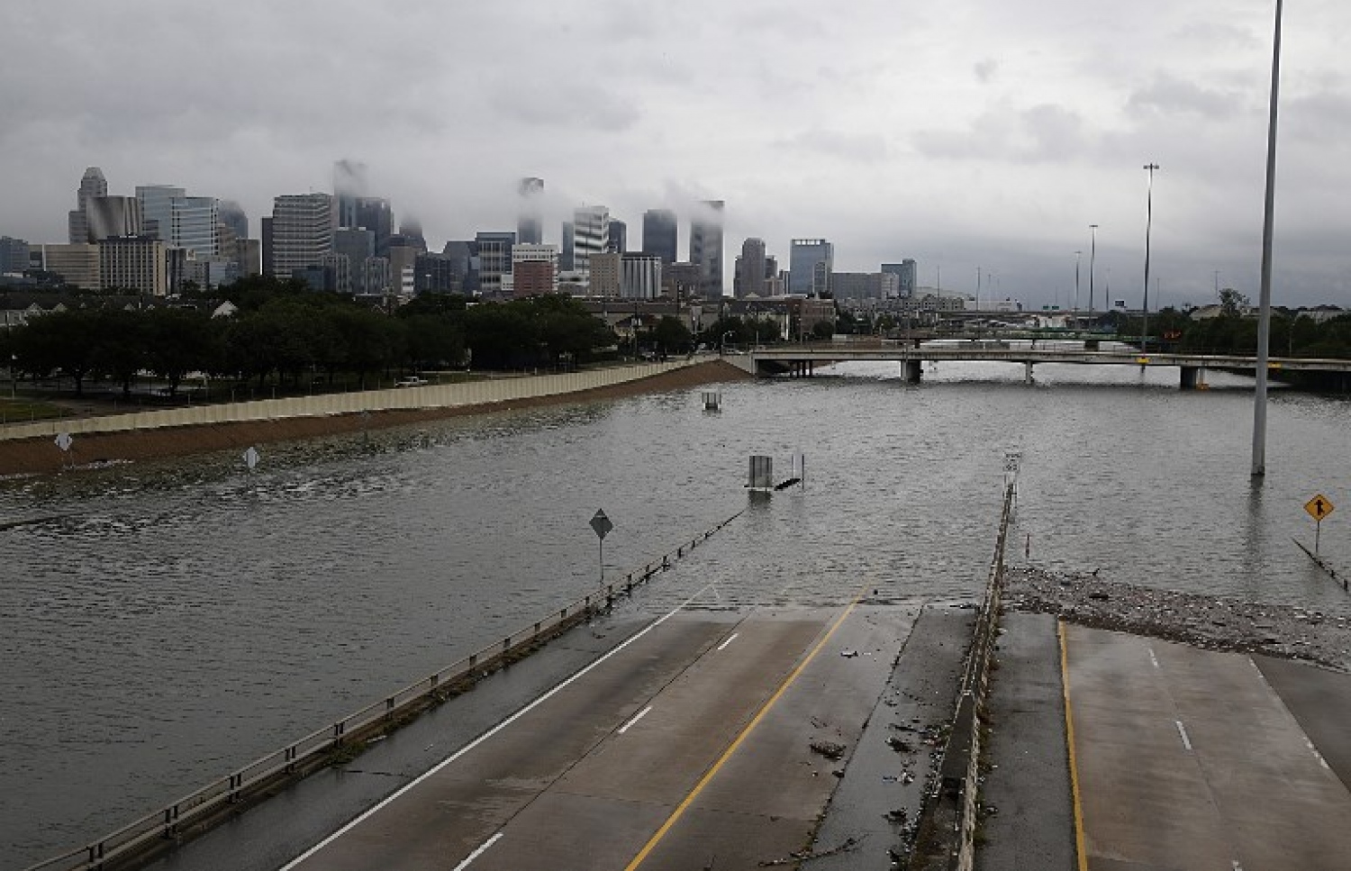 ޓެކްސަސްގެ ހިއުސްޓަންގެ ހައިވޭއެއްގައި ފެންބޮޑުވެފައި. --ފޮޓޯ:އޭއެފްޕީ