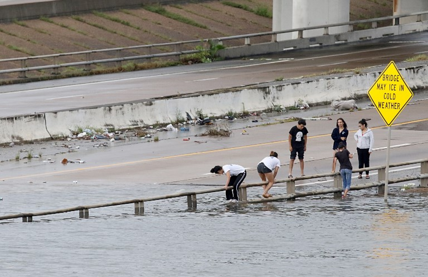 ޓެކްސަސްގެ ހިއުސްޓަންގެ ހައިވޭއެއްގައި ފެންބޮޑުވެފައި. --ފޮޓޯ:އޭއެފްޕީ