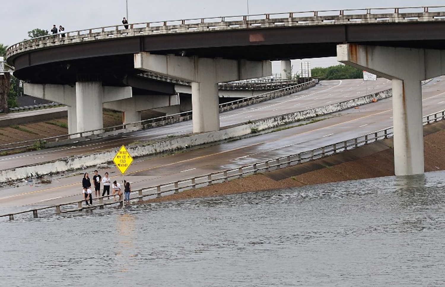 ހިއުސްޓަންގެ ހައިވޭއެއްގައި ފެންބޮޑުވެފައި. --ފޮޓޯ:އޭއެފްޕީ