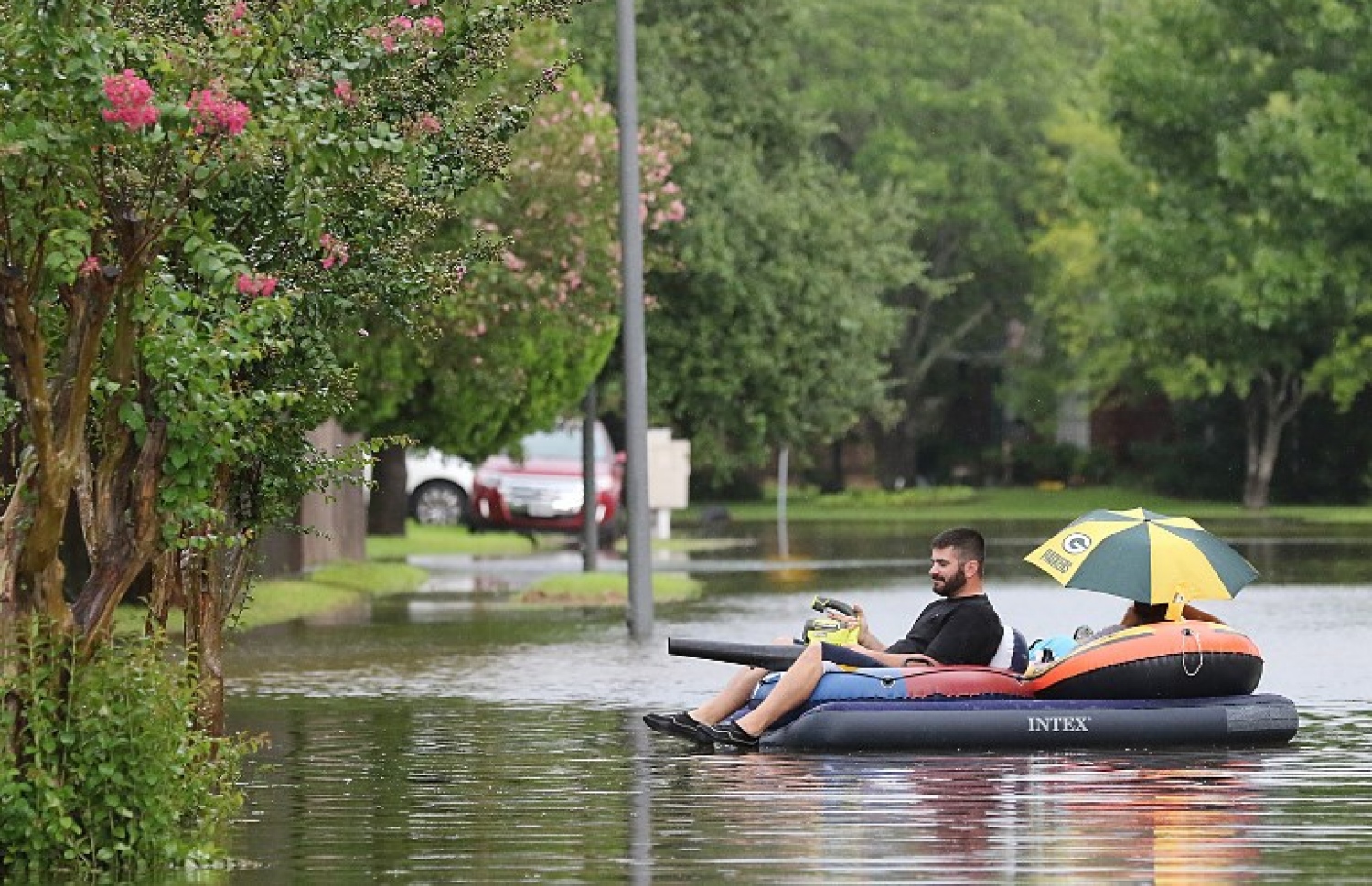 އެމެރިކާގެ ހަތަރު ވަނަ އަށް އެންމެ ބޮޑު ސިޓީ، ހިއުސްޓަންގައި ފެންބޮޑުވެފައިވާ ސަރަހައްދެއްގައި މީހަކު ރާފްޓެއްގައި. --ފޮޓޯ:އޭއެފްޕީ
