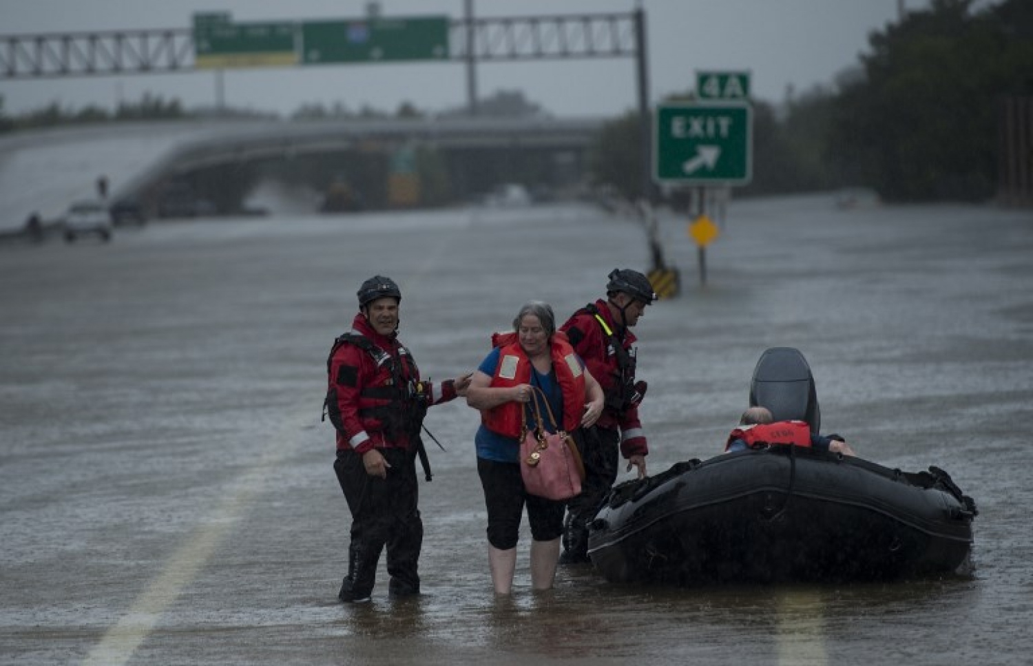 ޓެކްސަސްގެ ހިއުސްޓަންގައި ފެންބޮޑުވެ ހާލުގައި ޖެހިފައިވާ މީހުންނަށް ޑައިވް ޓީމުން އެހީވަނީ. --ފޮޓޯ:އޭއެފްޕީ