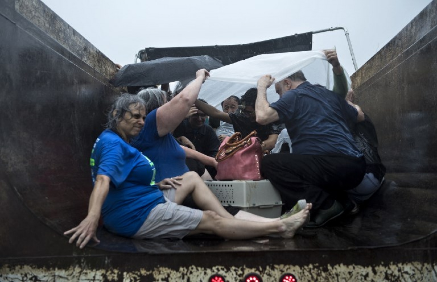 ތޫފާން ހާވޭގައި ޓެކްސަސްގެ ހިއުސްޓަންގައި ފެންބޮޑުވުމުން ހާލުގައި ޖެހުނު މީހުންނަށް އެހީވަންދެން ޓްރަކެއްގެ ތެރޭގައި. --ފޮޓޯ:އޭއެފްޕީ