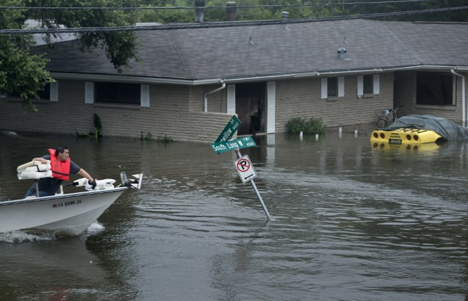 ޓެކްސަސްގެ ހިއުސްޓަންގައި ފެންބޮޑުވެފައިވާ ސަރަހައްދެއްގައި ބޯޓެއް ދުއްވާފައި ދަނީ. --ފޮޓޯ:އޭއެފްޕީ