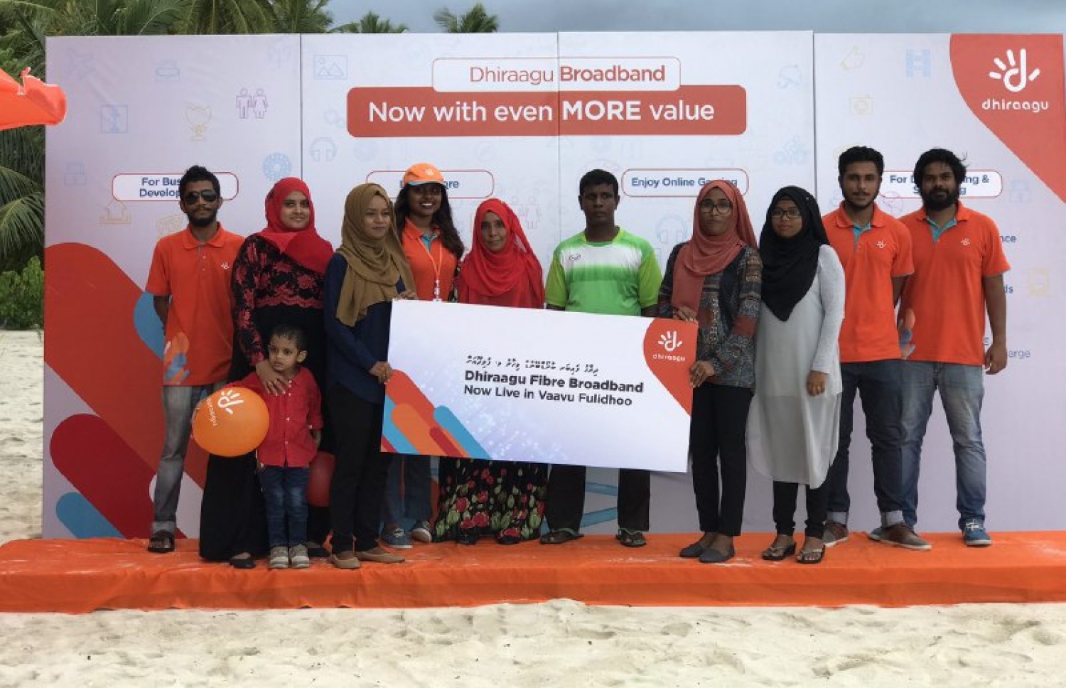 ދިރާގުން ވ. ފުލިދުއަށް ފައިބާ ބްރޯޑްބޭންޑްގެ ހިދުމަތް ތައާރަފްކުރުމުގެ ގޮތުން އެ ރަށުގެ ރައްޔިތުންނާއެކު. ފޮޓޯ: ދިރާގު