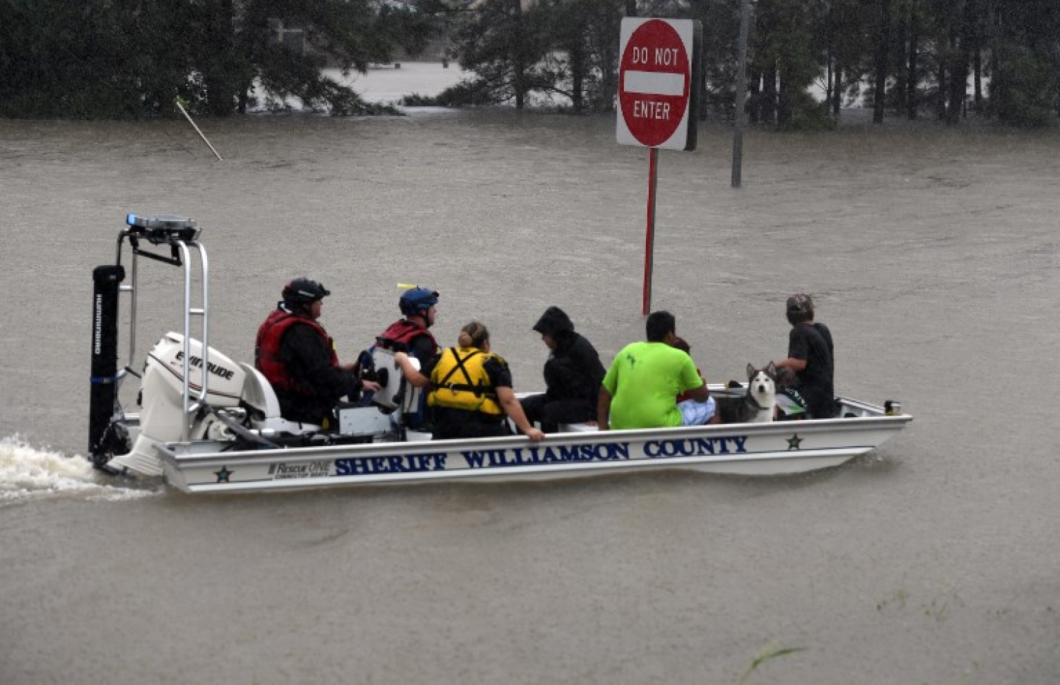 ފެންބޮޑުވުމުގައި އެމެރިކާގެ ޓެކްސަސްގެ ހިއުސްޓަން އިން ހާލުގައި ޖެހުނު ބަޔަކު ފުލުހުންގެ ޑިންގީއެއްގައި ގެންދަނީ. --ފޮޓޯ:އޭއެފްޕީ