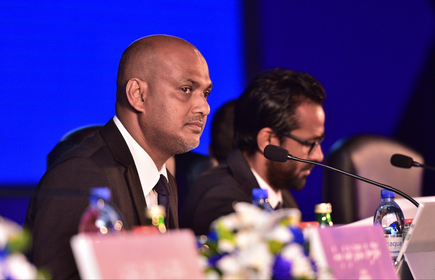 ރޭ ބޭއްވި އެމްޓީސިސީގެ އަހަރީ އާއްމު ޖަލްސާގައި އެ ކުންފުނީގެ ޗެއާމަން ނިޔާޒް ރިޔާސަތު ބަލަހައްޓަވަނީ. ފޮޓޯ: ހުސެއިން ވަހީދު /މިހާރު