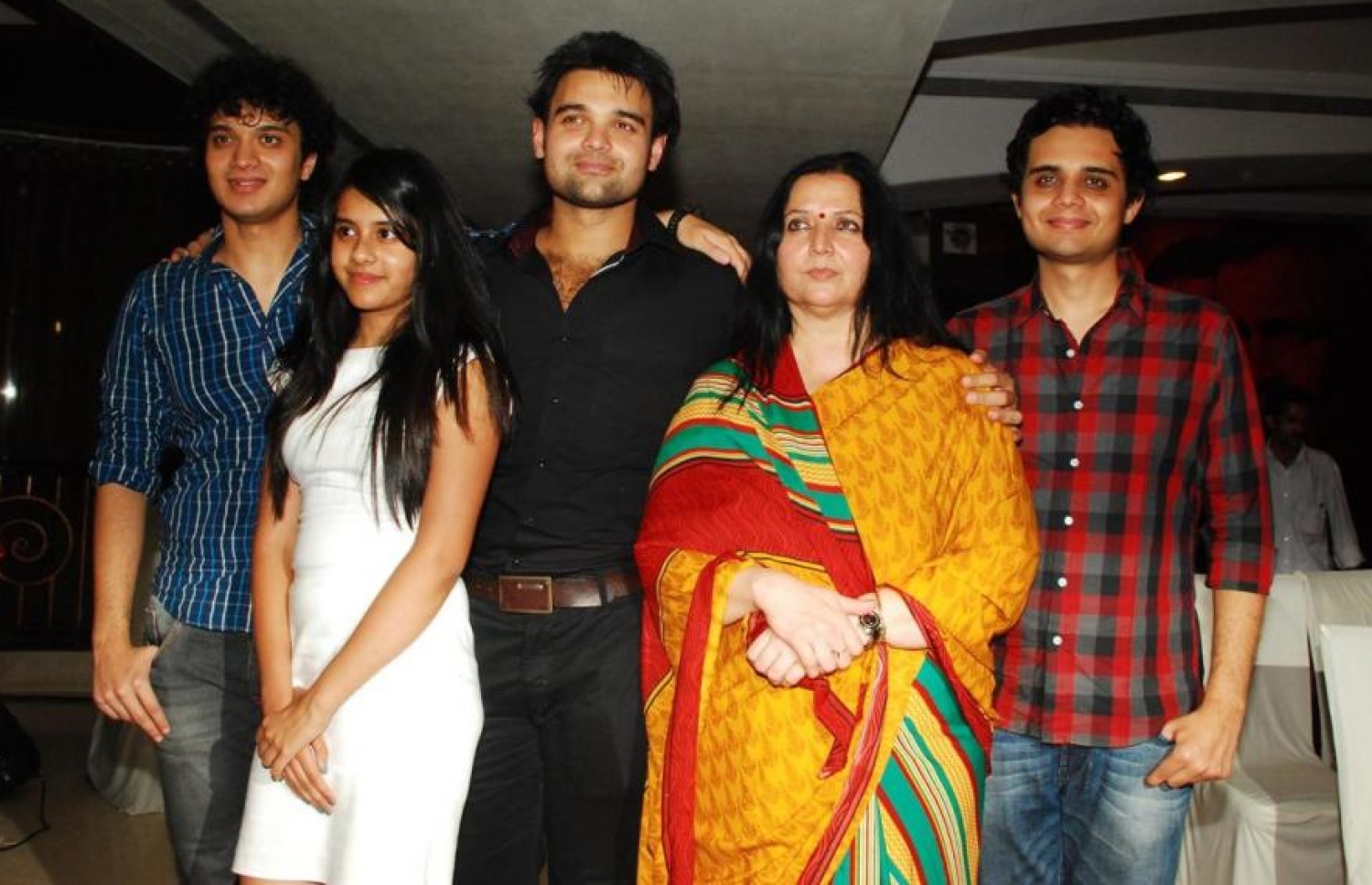 މިތުންގެ އަންހެނުން ޔޮގީތާ ބާލީ އާއި ތިން ފިރިހެން ދަރިން އަދި ދިޝާނީ