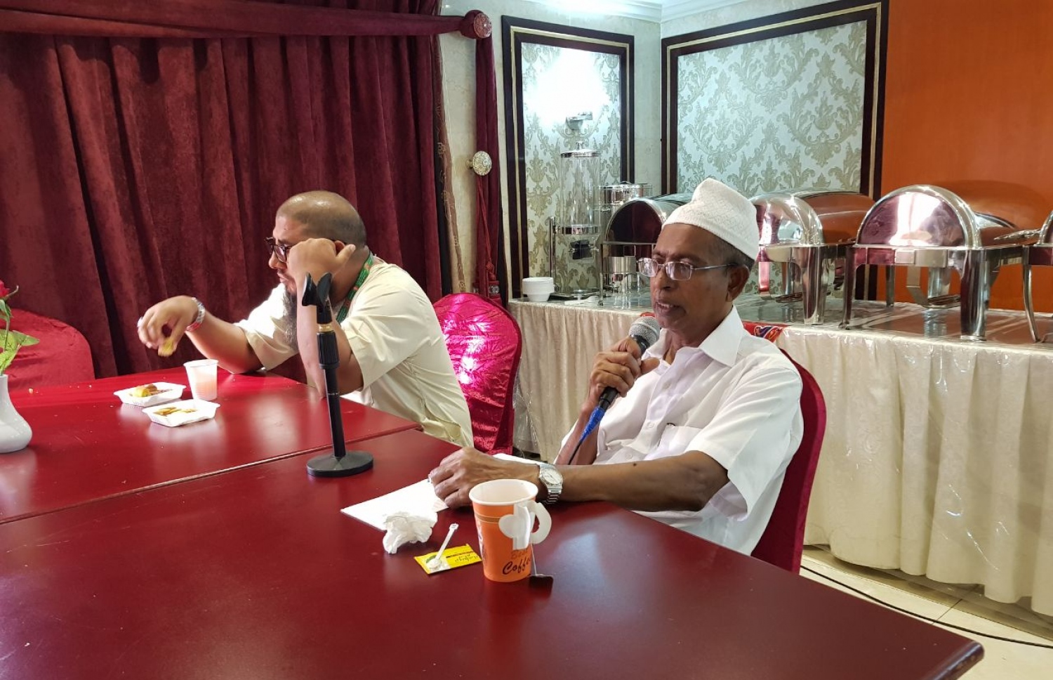 ދިވެހި ހައްޖުވެރިންނާ އުތީމް އާދަމްބެ ވާހަކަ ދައްކަވަނީ -- ފޮޓޯ: އަހުމަދު އަބްދުﷲ ސައީދު