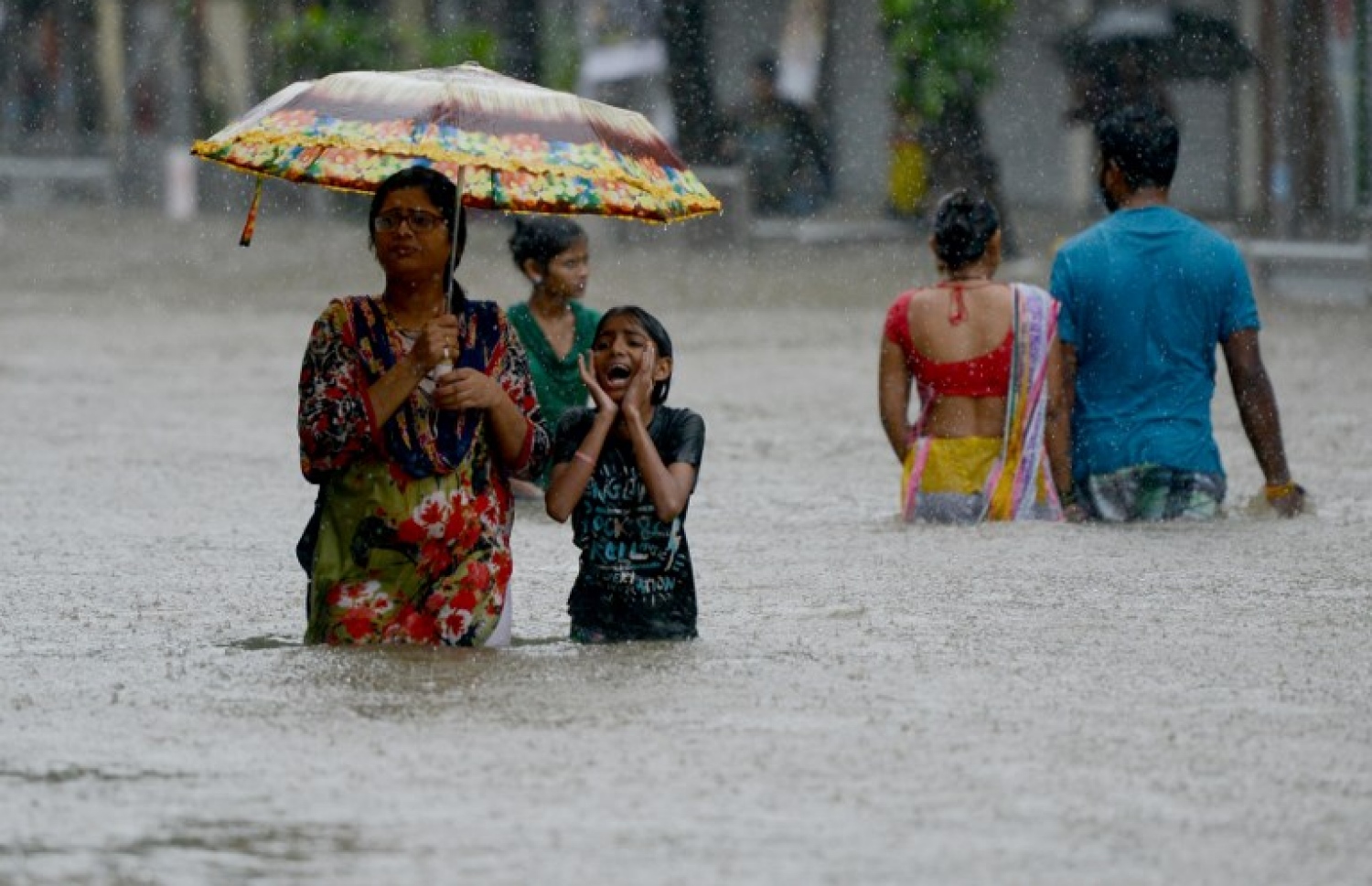 އިންޑިއާގެ މުމްބާއީ އަށް ކުރަމުންދާ ބޯ ވިއްސާރައިގައި ބައެއް ހިސާބުތަކުގައި ވަނީ އުނަގަނޑާ ހަމައަށް ފެންބޮޑުވެފައި. --ފޮޓޯ:އޭއެފްޕީ