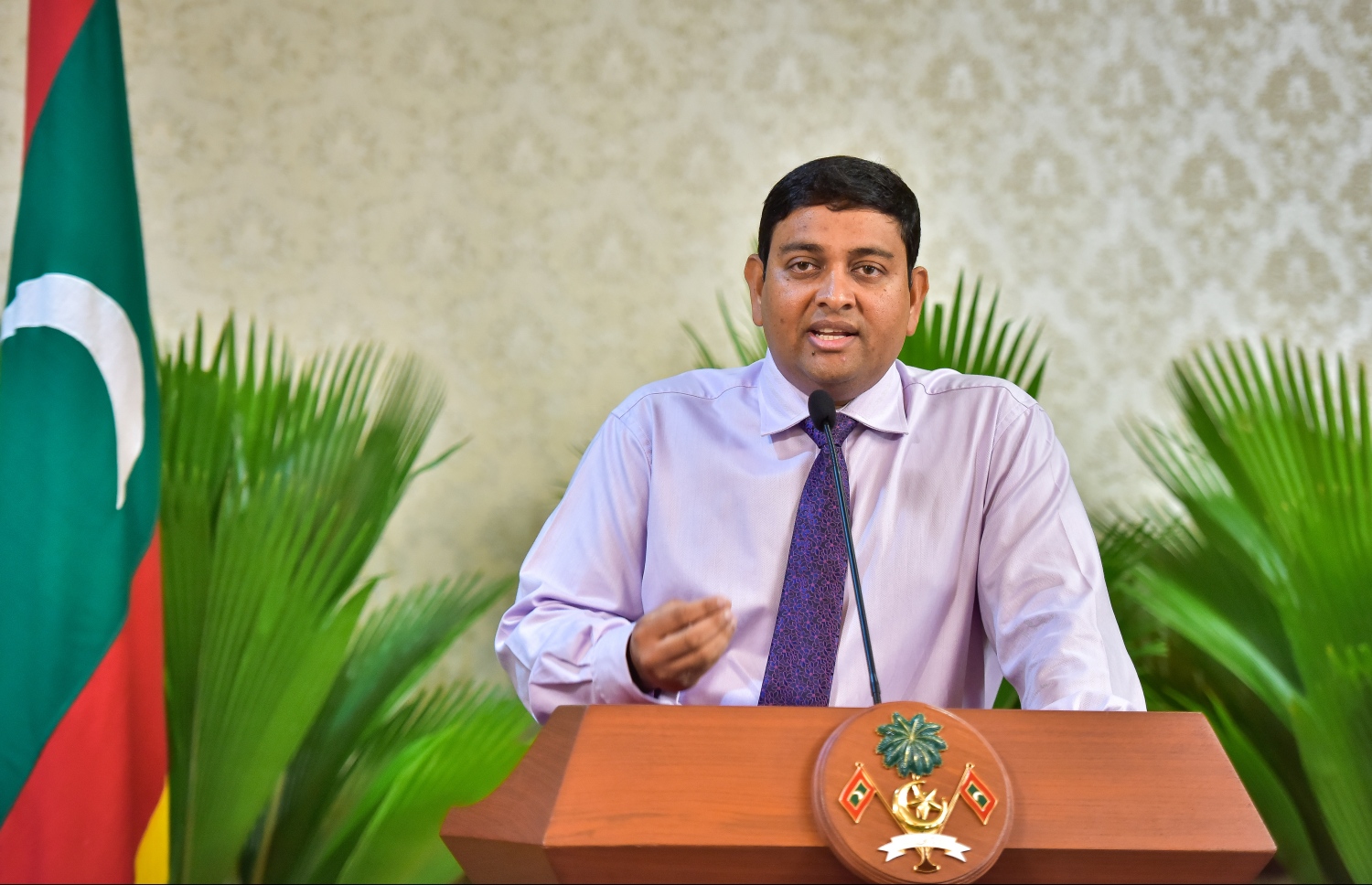 މަޝްވަރާއާ ގުޅޭގޮތުން ޝައިނީ ނޫސްވެރިންނާ ވާހަކަ ދައްކަވަނީ. --ފޮޓޯ: ނިޝާން އަލީ/ މިހާރު