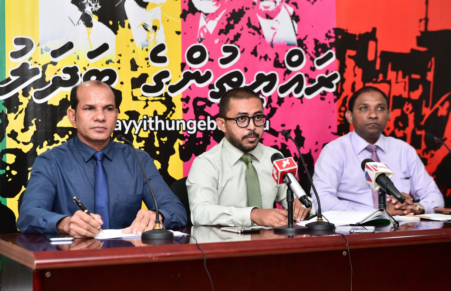 ކުނޫޒުގައި ބޭއްވި ނޫސްވެރިންގެ ބައްދަލުވުމެއްގައި (ކ-ވ) ސައުދު، އަމީތު، ލަތީފް.---ފޮޓޯ: ހުސެއިން ވަހީދު/މިހާރު