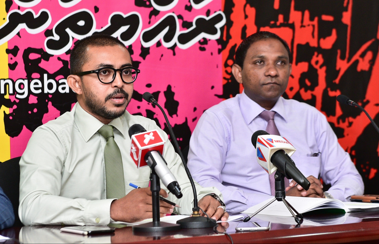 ކުނޫޒުގައި ބޭއްވި ނޫސްވެރިންގެ ބައްދަލުވުމުގައި އަމީތު (ވ) ވާހަކަ ދައްކަވަނީ. - ފޮޓޯ: ހުސެއިން ވަހީދު/ މިހާރު