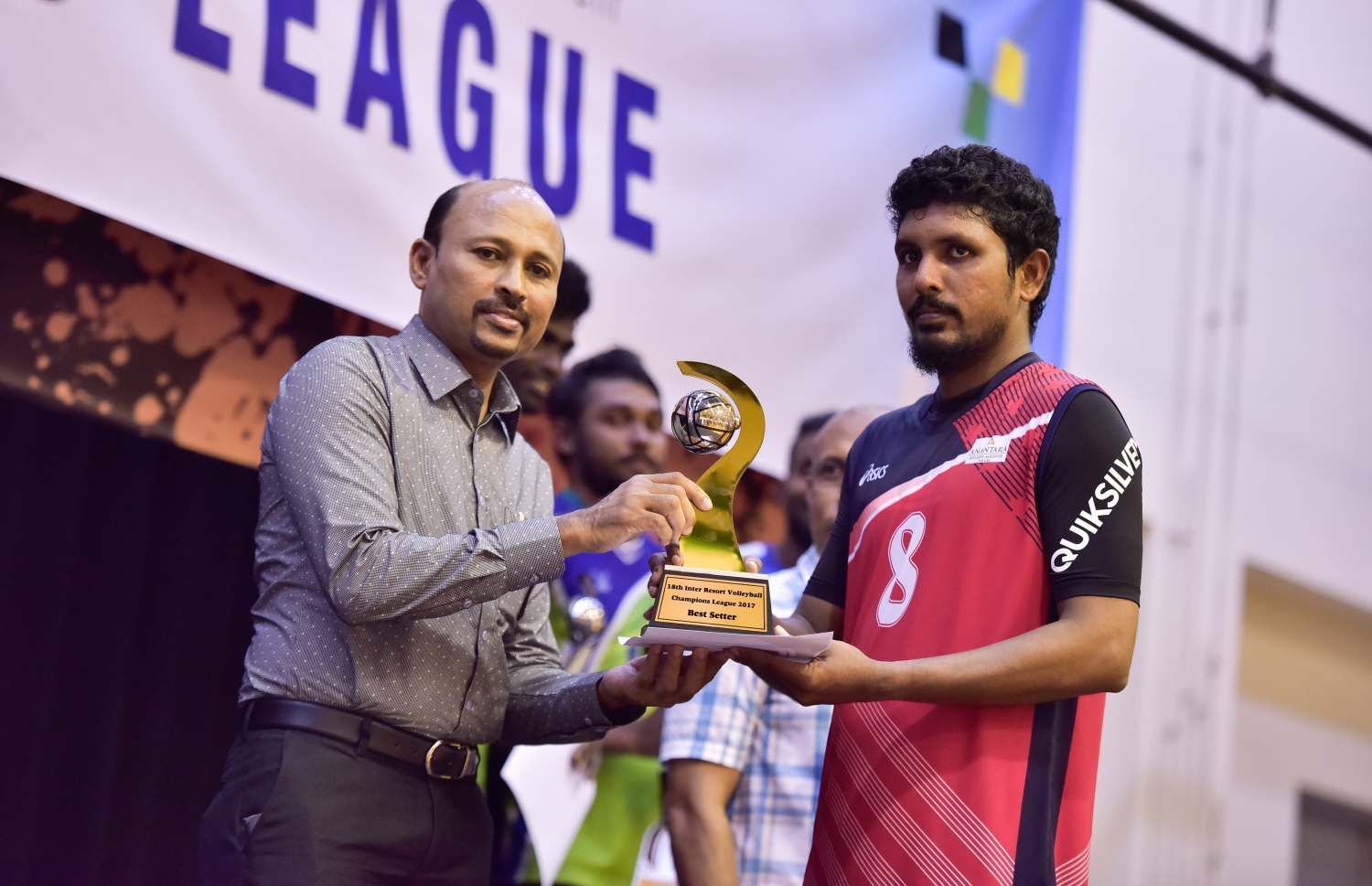 2017 ވަނަ އަހަރުގެ އިންޓަ ރިސޯޓް މުބާރާތުގެ އެންމެ މޮޅު ސެޓަރުގެ ޓްރޮފީ ބަޓިސް (ކ)އާ ހަވާލުކުރަނީ.-- ފޮޓޯ: ނިޝާން އަލީ/ މިހާރު