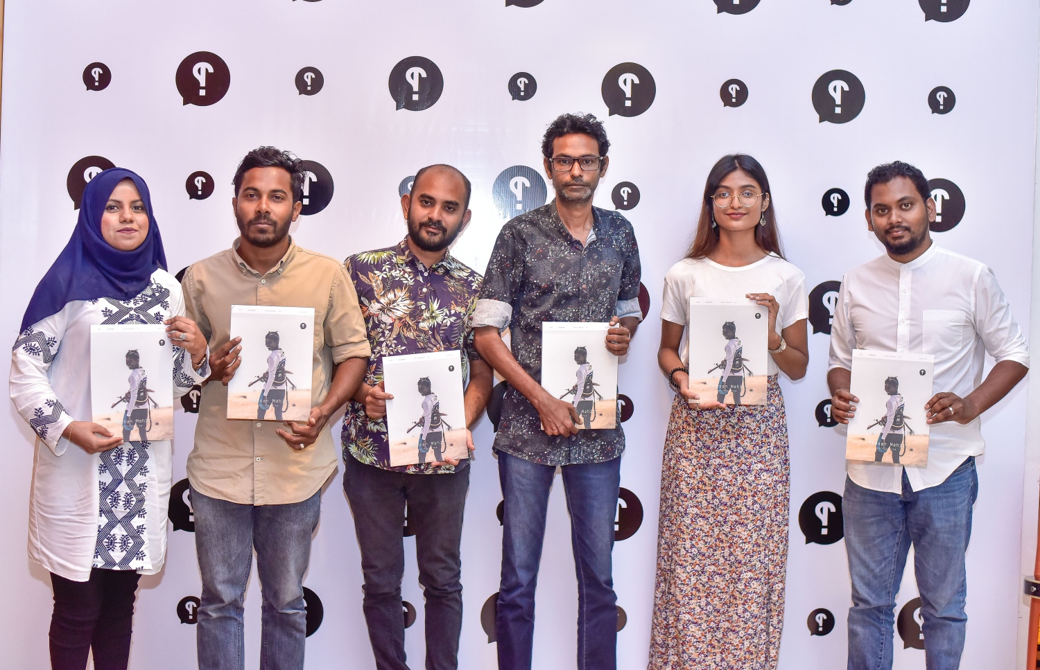 "ދޯ" މެގަޒިންގެ ތިން ވަނަ އަދަދު ނެރުމަށް ރޭ ސީ ހައުސްގައި ބޭއްވި ހަފުލާގައި "ދޯ" ޓީމްގެ ބައެއް މީހުންނާ އެކު ބަތޫލްް--. ފޮޓޯ: ނިޝާން އަލީ/މިހާރު