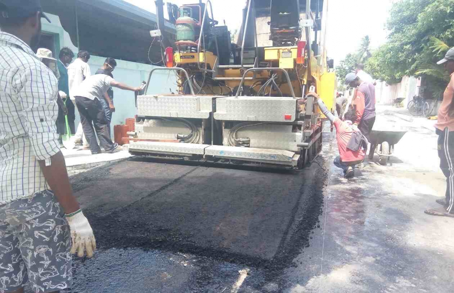 ކުޅުދުއްފުށީ މަގުތަކުގައި ތާރު އެޅުމުގެ މަސައްކަތް ކުރަނީ. - ފޮޓޯ: އެމްއާރުޑީސީ