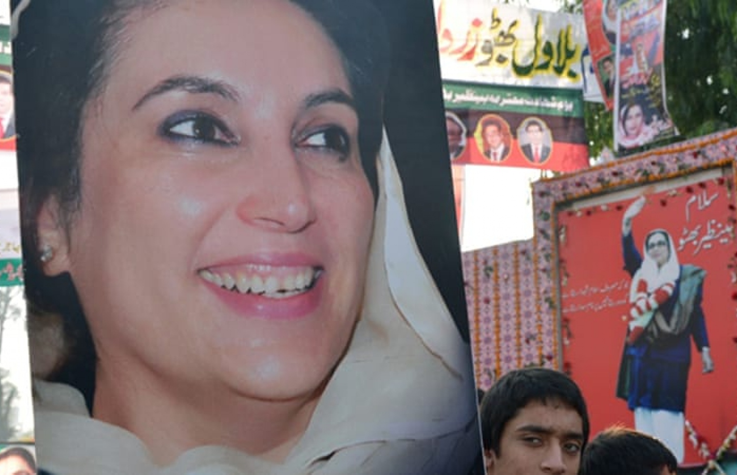 ޕާކިސްތާނުގެ ކުރީގެ ބޮޑު ވަޒީރު ބުއްޓޫގެ ކެމްޕޭން ޕޯސްޓަރެއް. --ފޮޓޯ:އޭއެފްޕީ