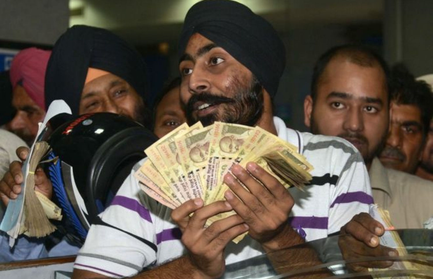 މިދިޔަ އަހަރުގެ ނޮވެމްބަރު މަހު އިންޑިއާ އިން ވަނީ 500 އާއި 1،000 ރުޕީސް ބޭނުން ކުރުން ކުއްލިއަކަށް މަނާކޮށްފައި.