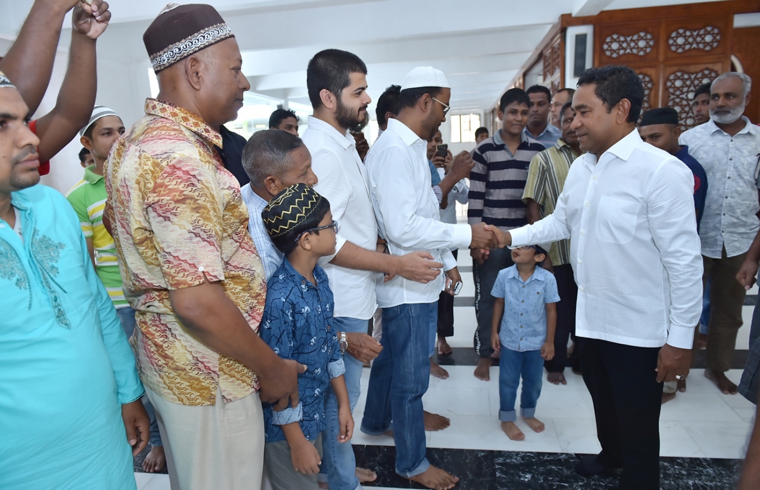 ސެޕްޓެމްބަރު 1، 2017- އިސްލާމީ މަރުކަޒުގައި އޮތް މި އަހަރުގެ އަޟްހާ އީދު ނަމާދަށް ފަހު ރައީސް ޔާމީން ބައެއް މީހުންނާ ސަލާމް ކުރައްވަނީ---ރައީސް އޮފީސް ފޮޓޯ