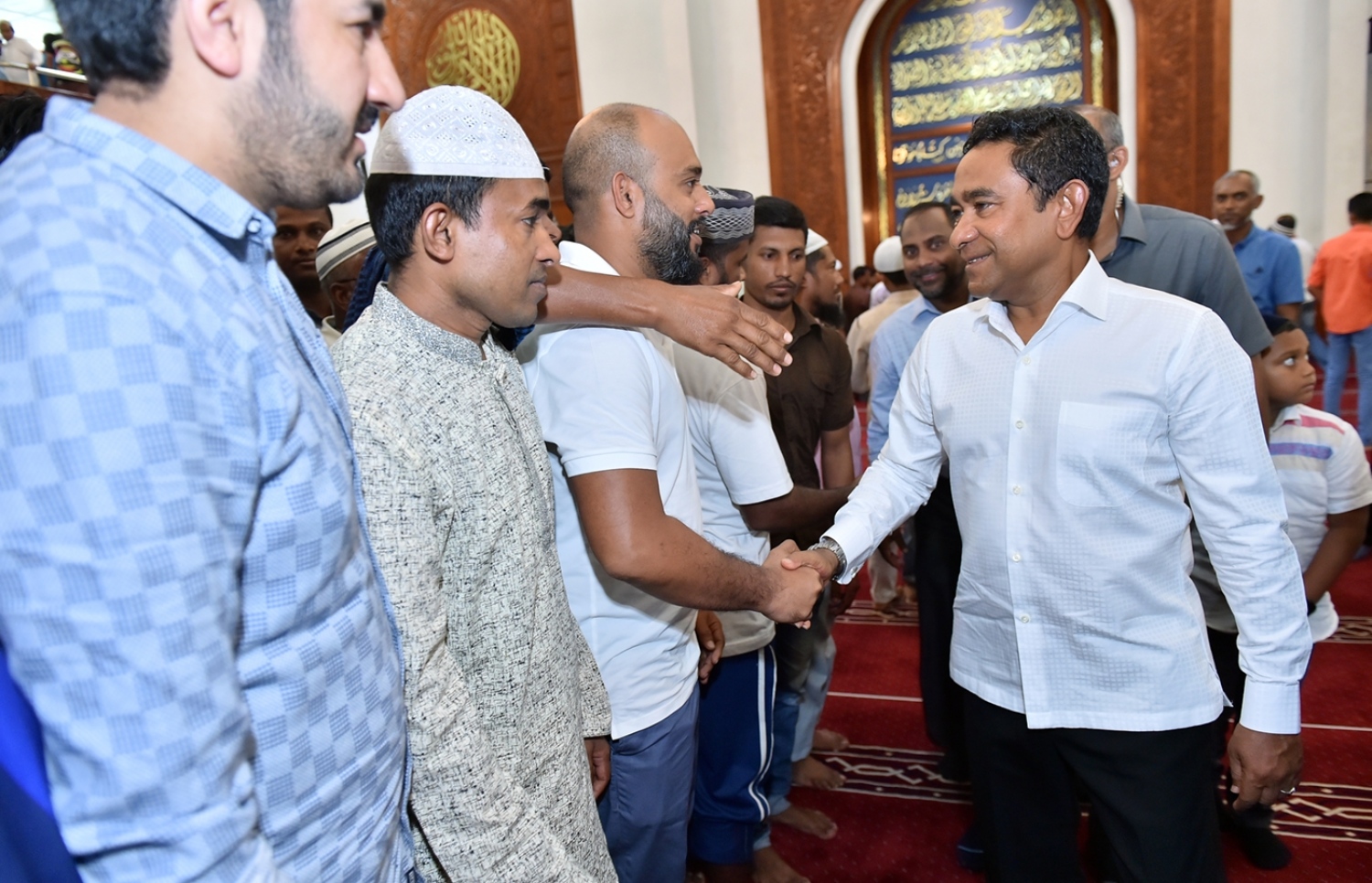 ސެޕްޓެމްބަރު 1، 2017- އިސްލާމީ މަރުކަޒުގައި އޮތް މި އަހަރުގެ އަޟްހާ އީދު ނަމާދަށް ފަހު ރައީސް ޔާމީން ބައެއް މީހުންނާ ސަލާމް ކުރައްވަނީ---ރައީސް އޮފީސް ފޮޓޯ