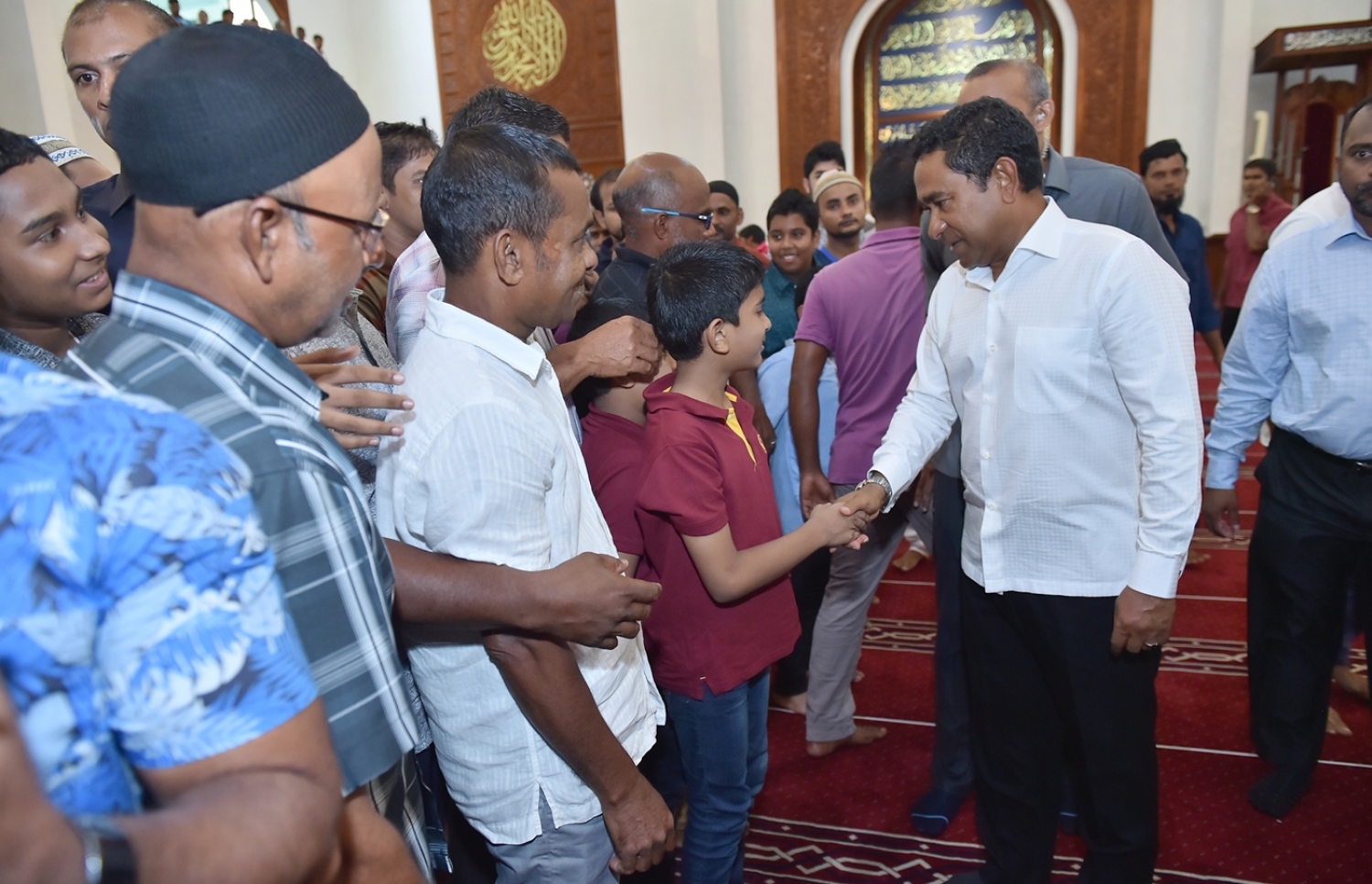 ސެޕްޓެމްބަރު 1، 2017- އިސްލާމީ މަރުކަޒުގައި އޮތް މި އަހަރުގެ އަޟްހާ އީދު ނަމާދަށް ފަހު ރައީސް ޔާމީން ކުޑަކުއްޖަކާ ސަލާމް ކުރައްވައި އީދު ތަހުނިއްޔާ ވިދާޅުވަނީ.---ރައީސް އޮފީސް ފޮޓޯ