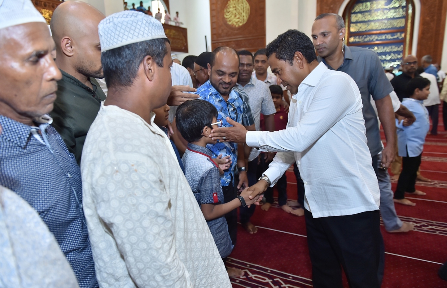 ސެޕްޓެމްބަރު 1، 2017- އިސްލާމީ މަރުކަޒުގައި އޮތް މި އަހަރުގެ އަޟްހާ އީދު ނަމާދަށް ފަހު ރައީސް ޔާމީން ކުޑަކުއްޖަކާ ސަލާމް ކުރައްވައި އީދު ތަހުނިއްޔާ ވިދާޅުވަނީ.---ރައީސް އޮފީސް ފޮޓޯ