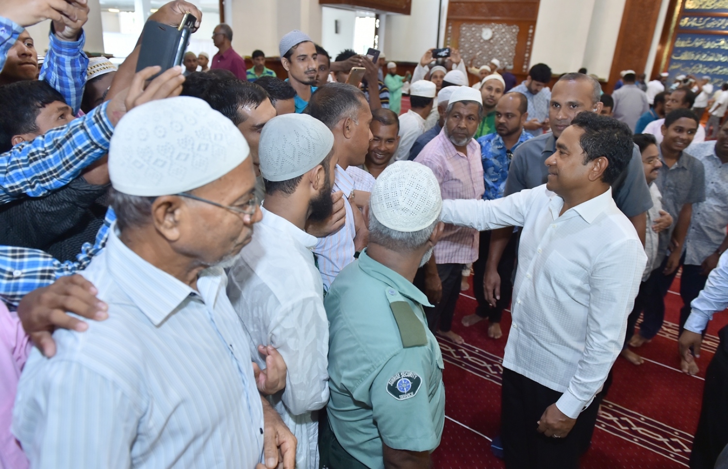 ސެޕްޓެމްބަރު 1، 2017- އިސްލާމީ މަރުކަޒުގައި އޮތް މި އަހަރުގެ އަޟްހާ އީދު ނަމާދަށް ފަހު ރައީސް ޔާމީން ބައެއް މީހުންނާ ސަލާމް ކުރައްވަނީ---ރައީސް އޮފީސް ފޮޓޯ