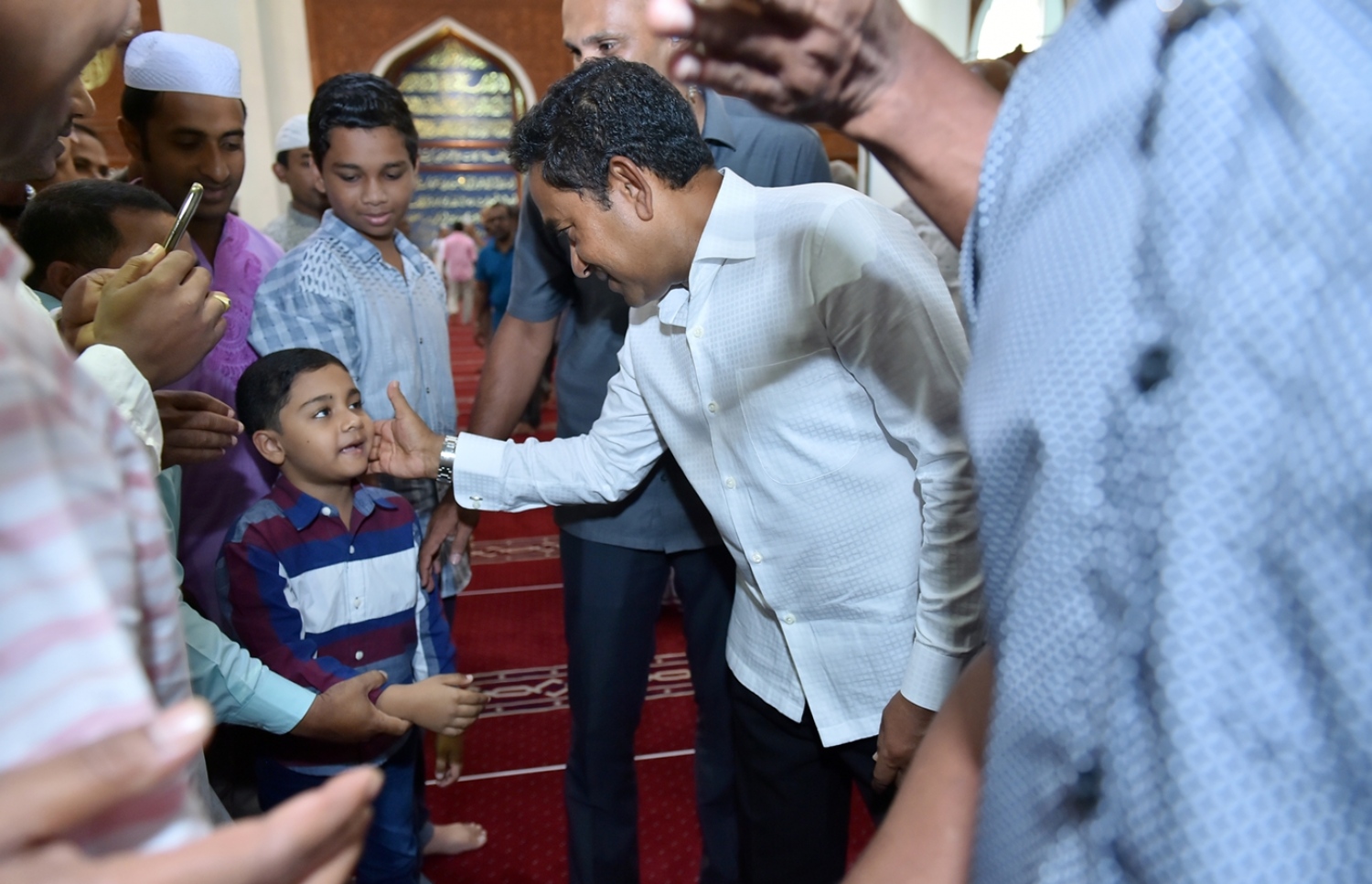 ސެޕްޓެމްބަރު 1، 2017- އިސްލާމީ މަރުކަޒުގައި އޮތް މި އަހަރުގެ އަޟްހާ އީދު ނަމާދަށް ފަހު ރައީސް ޔާމީން ކުޑަކުއްޖަކާ ސަލާމް ކުރައްވައި އީދު ތަހުނިއްޔާ ވިދާޅުވަނީ.---ރައީސް އޮފީސް ފޮޓޯ