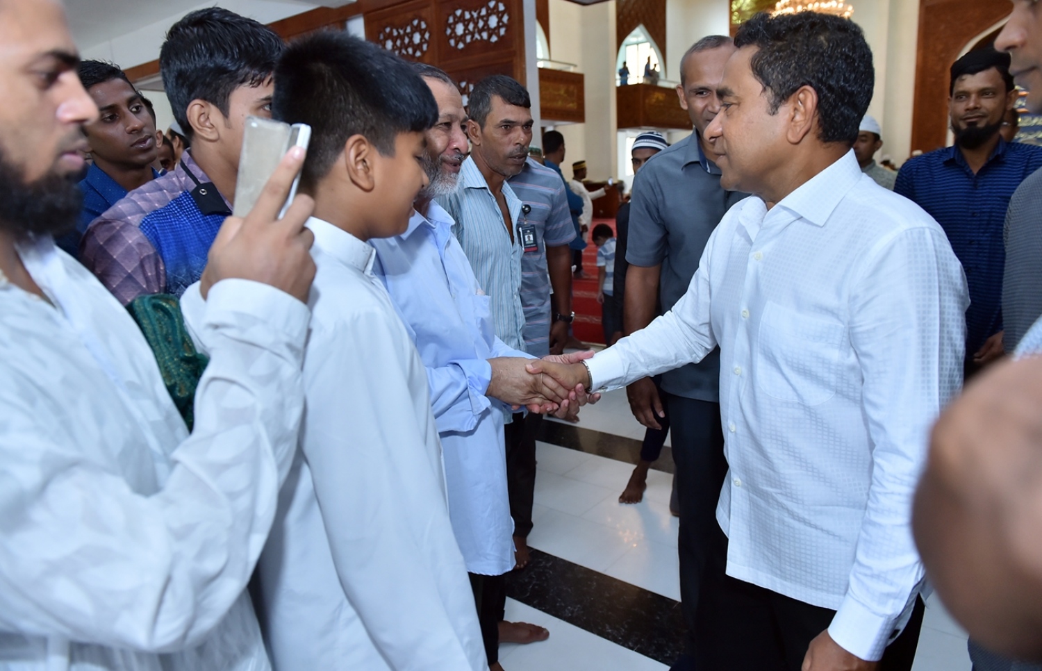 ސެޕްޓެމްބަރު 1، 2017- އިސްލާމީ މަރުކަޒުގައި އޮތް މި އަހަރުގެ އަޟްހާ އީދު ނަމާދަށް ފަހު ރައީސް ޔާމީން ބައެއް މީހުންނާ ސަލާމް ކުރައްވަނީ---ރައީސް އޮފީސް ފޮޓޯ