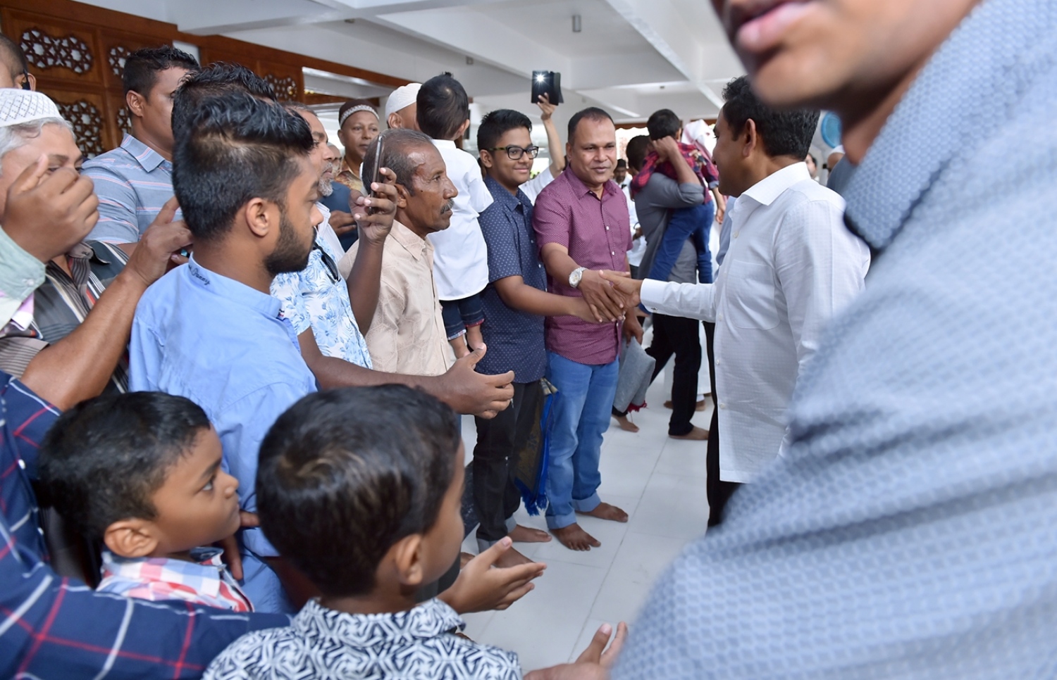 ސެޕްޓެމްބަރު 1، 2017- އިސްލާމީ މަރުކަޒުގައި އޮތް މި އަހަރުގެ އަޟްހާ އީދު ނަމާދަށް ފަހު ރައީސް ޔާމީން ބައެއް މީހުންނާ ސަލާމް ކުރައްވަނީ---ރައީސް އޮފީސް ފޮޓޯ