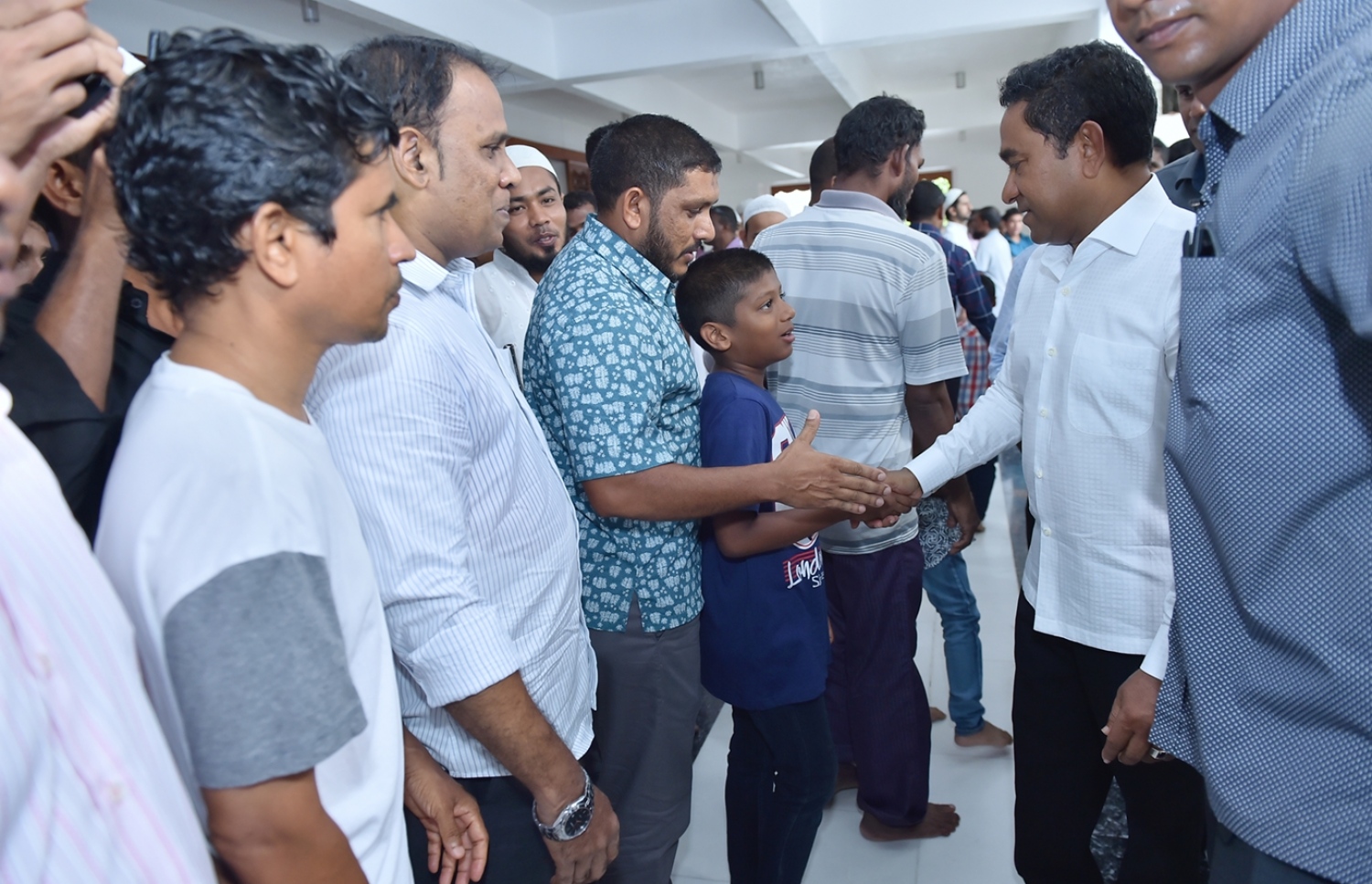 ސެޕްޓެމްބަރު 1، 2017- އިސްލާމީ މަރުކަޒުގައި އޮތް މި އަހަރުގެ އަޟްހާ އީދު ނަމާދަށް ފަހު ރައީސް ޔާމީން ބައެއް މީހުންނާ ސަލާމް ކުރައްވަނީ---ރައީސް އޮފީސް ފޮޓޯ