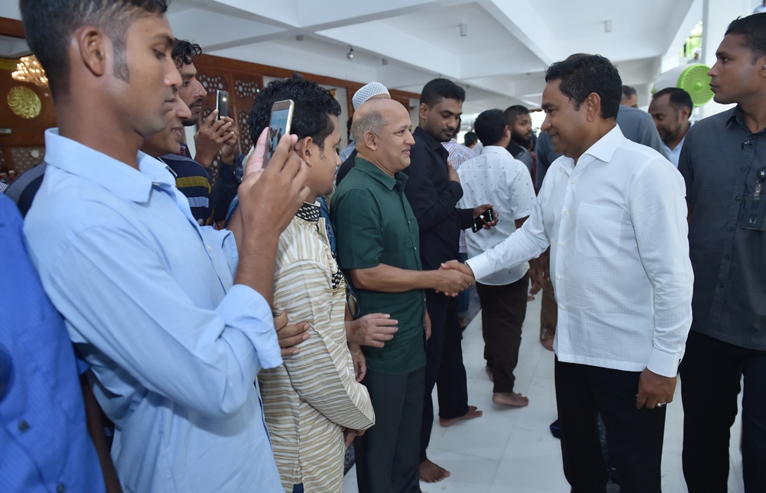 ސެޕްޓެމްބަރު 1، 2017- އިސްލާމީ މަރުކަޒުގައި އޮތް މި އަހަރުގެ އަޟްހާ އީދު ނަމާދަށް ފަހު ރައީސް ޔާމީން ބައެއް މީހުންނާ ސަލާމް ކުރައްވަނީ---ރައީސް އޮފީސް ފޮޓޯ