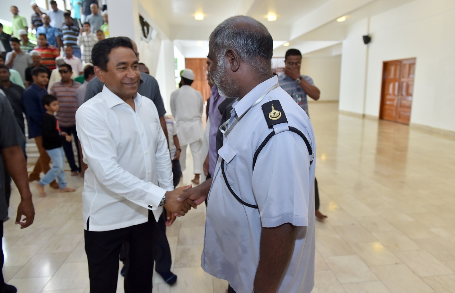 ސެޕްޓެމްބަރު 1، 2017- އިސްލާމީ މަރުކަޒުގައި އޮތް މި އަހަރުގެ އަޟްހާ އީދު ނަމާދަށް ފަހު ރައީސް ޔާމީން ބައެއް މީހުންނާ ސަލާމް ކުރައްވަނީ---ރައީސް އޮފީސް ފޮޓޯ