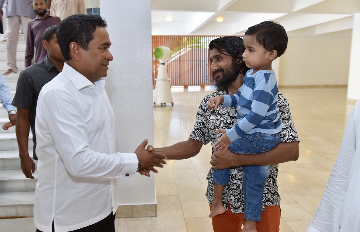 ސެޕްޓެމްބަރު 1، 2017- އިސްލާމީ މަރުކަޒުގައި އޮތް މި އަހަރުގެ އަޟްހާ އީދު ނަމާދަށް ފަހު ރައީސް ޔާމީން ބައެއް މީހުންނާ ސަލާމް ކުރައްވަނީ---ރައީސް އޮފީސް ފޮޓޯ