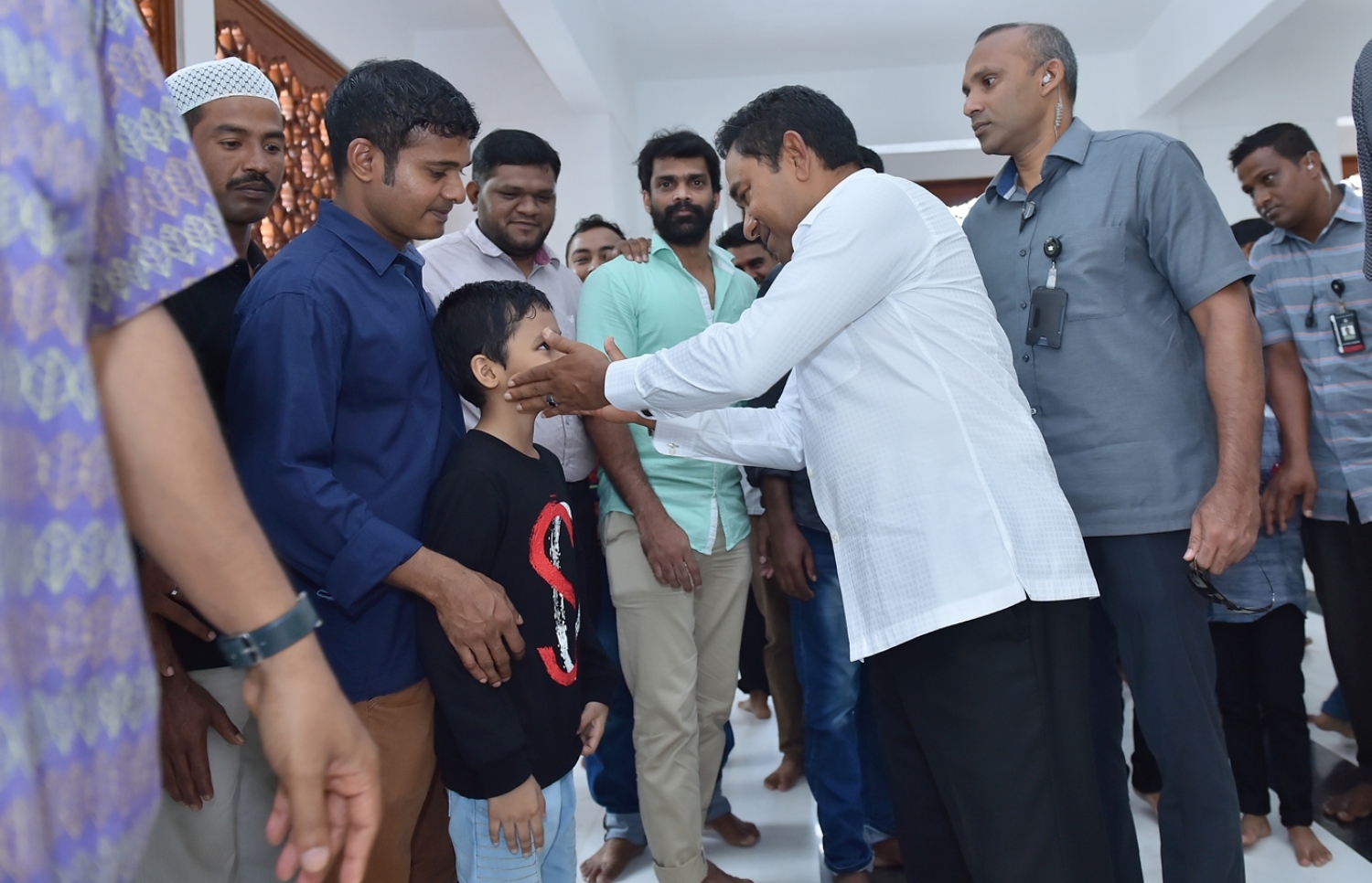 ސެޕްޓެމްބަރު 1، 2017- އިސްލާމީ މަރުކަޒުގައި އޮތް މި އަހަރުގެ އަޟްހާ އީދު ނަމާދަށް ފަހު ރައީސް ޔާމީން ކުޑަކުއްޖަކާ ސަލާމް ކުރައްވައި އީދު ތަހުނިއްޔާ ވިދާޅުވަނީ.---ރައީސް އޮފީސް ފޮޓޯ