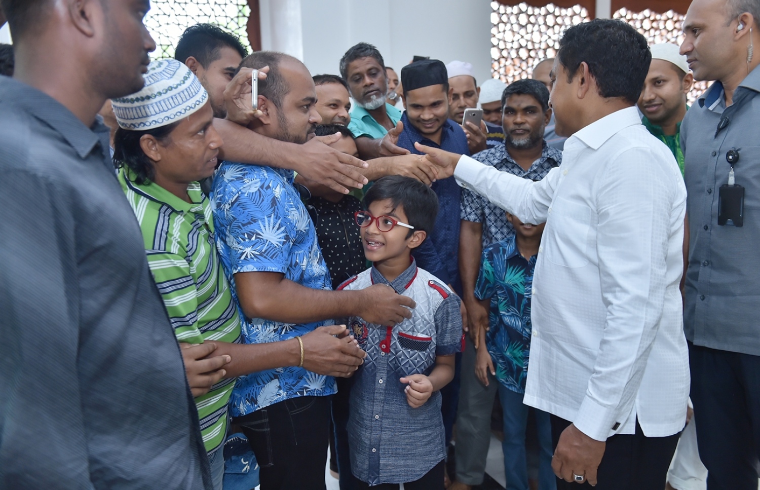 ސެޕްޓެމްބަރު 1، 2017- އިސްލާމީ މަރުކަޒުގައި އޮތް މި އަހަރުގެ އަޟްހާ އީދު ނަމާދަށް ފަހު ރައީސް ޔާމީން ބައެއް މީހުންނާ ސަލާމް ކުރައްވަނީ---ރައީސް އޮފީސް ފޮޓޯ