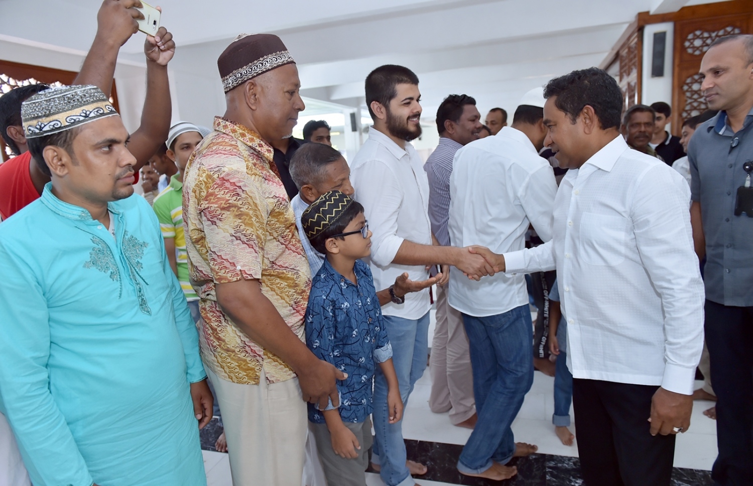 ސެޕްޓެމްބަރު 1، 2017- އިސްލާމީ މަރުކަޒުގައި އޮތް މި އަހަރުގެ އަޟްހާ އީދު ނަމާދަށް ފަހު ރައީސް ޔާމީން ބައެއް މީހުންނާ ސަލާމް ކުރައްވަނީ---ރައީސް އޮފީސް ފޮޓޯ