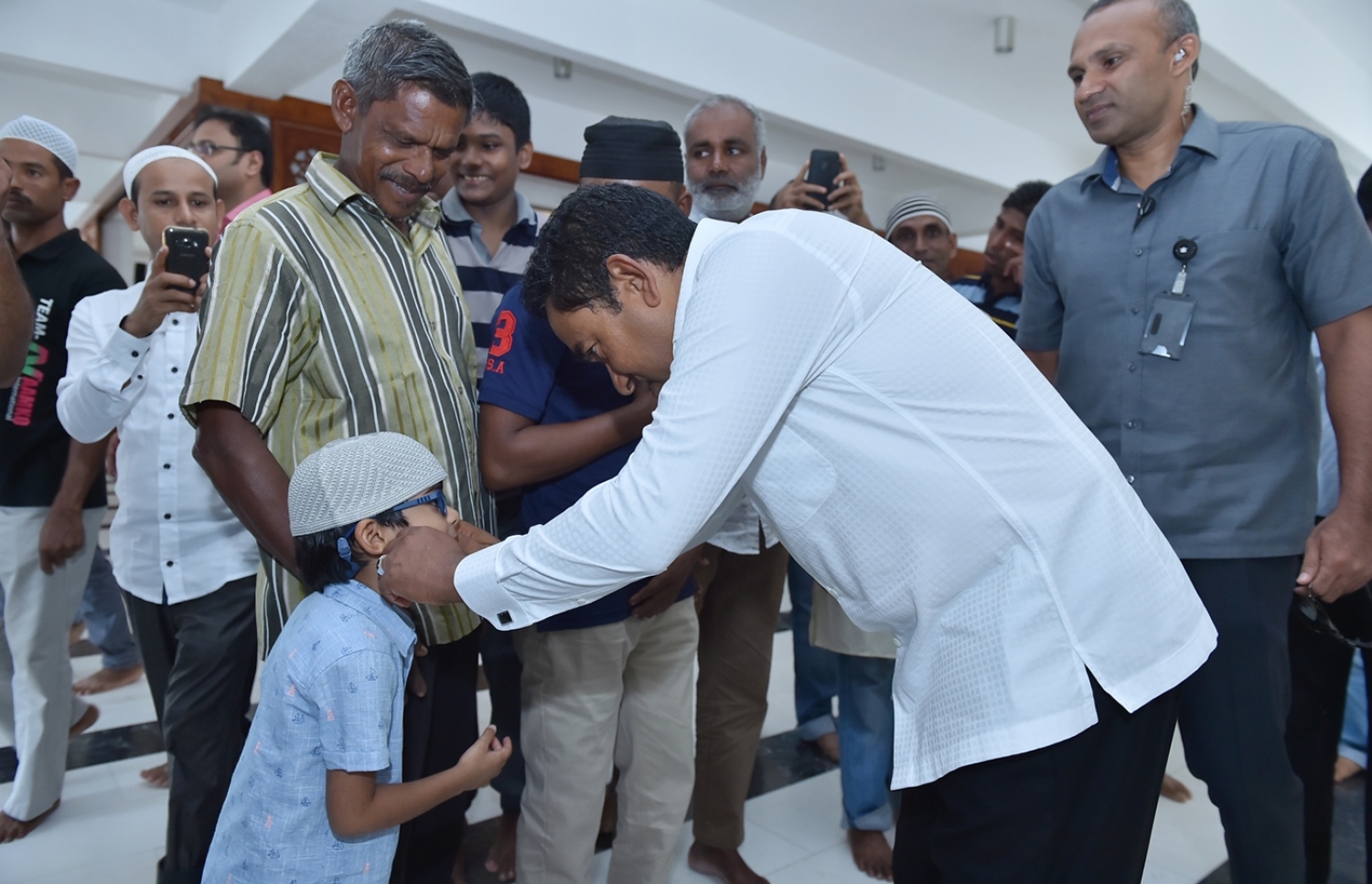 ސެޕްޓެމްބަރު 1، 2017- އިސްލާމީ މަރުކަޒުގައި އޮތް މި އަހަރުގެ އަޟްހާ އީދު ނަމާދަށް ފަހު ރައީސް ޔާމީން ކުޑަކުއްޖަކާ ސަލާމް ކުރައްވައި އީދު ތަހުނިއްޔާ ވިދާޅުވަނީ.---ރައީސް އޮފީސް ފޮޓޯ