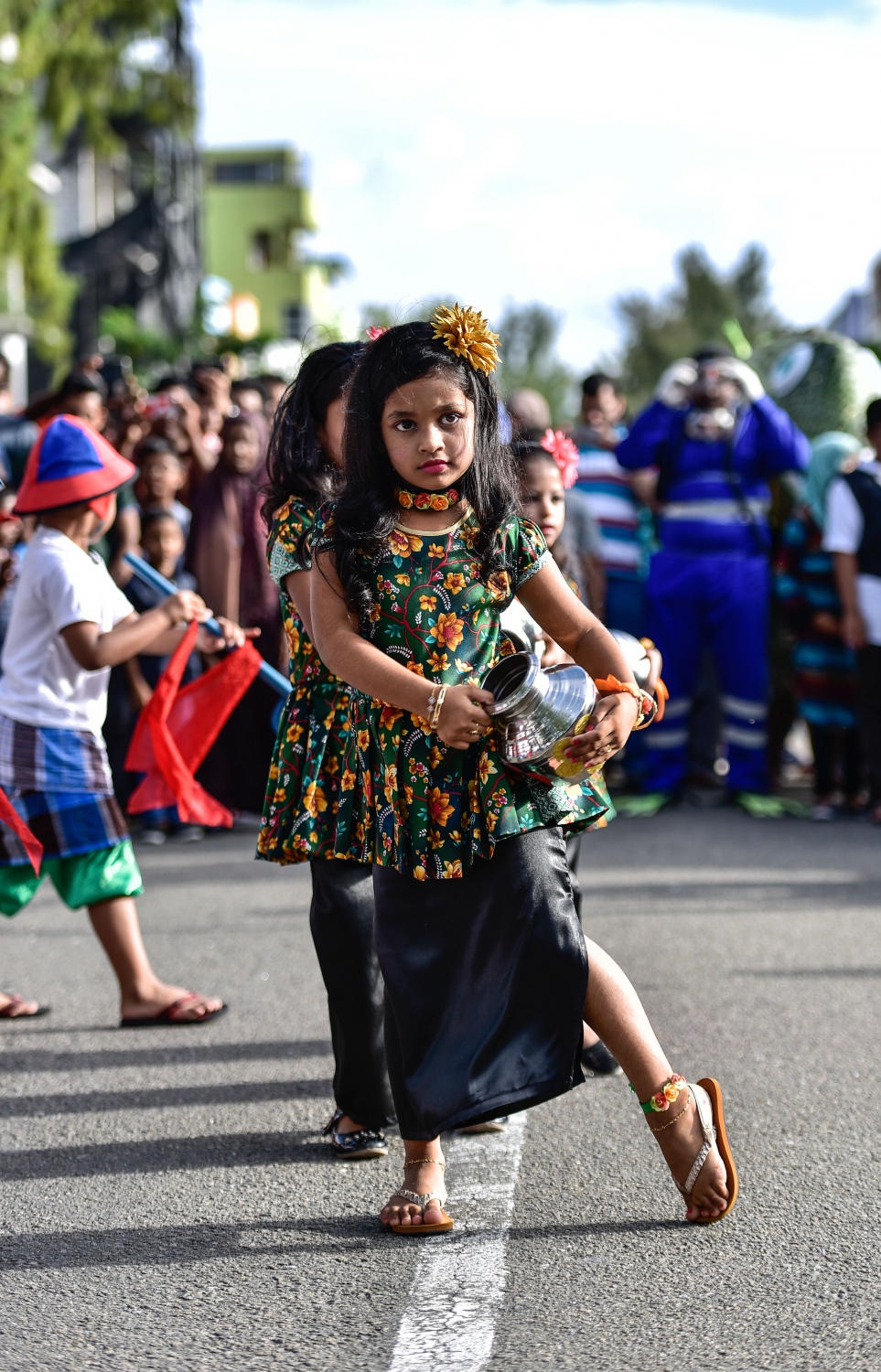 ހުޅުމާލެ: ސެޕްޓެމްބަރ 1، 2017- މި އަހަރުގެ އަޟްހާ އީދު ނުވަތަ ބޮޑު އީދު ދުވަސް ފާހަގަކުރުމަށް ބޭއްވި ސަގާފީ ކުޅިވަރުގެ ޕެރޭޑުގައި ކުޑަކުދިންތަކެއް ހަރަކާތެއް ހުށަހަޅަނީ.---މިހާރު ފޮޓޯ: ހުސެއިން ވަހީދު