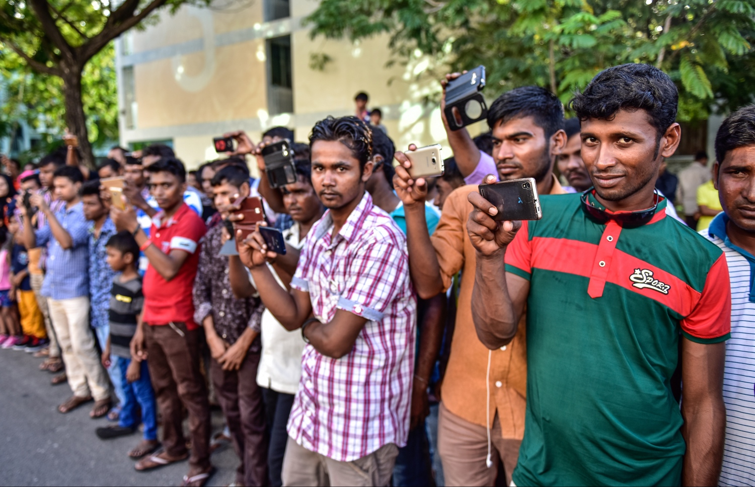 ހުޅުމާލެ: ސެޕްޓެމްބަރ 1، 2017- މި އަހަރުގެ އަޟްހާ އީދު ނުވަތަ ބޮޑު އީދު ދުވަސް ފާހަގަކުރުމަށް ބޭއްވި ސަގާފީ ކުޅިވަރުގެ ޕެރޭޑް ބަލަން އެއްވި ބައެއް މީހުން އެ ޕެރޭޑުގެ ފޮޓޯ ނަގަނީ.---މިހާރު ފޮޓޯ: ހުސެއިން ވަހީދު