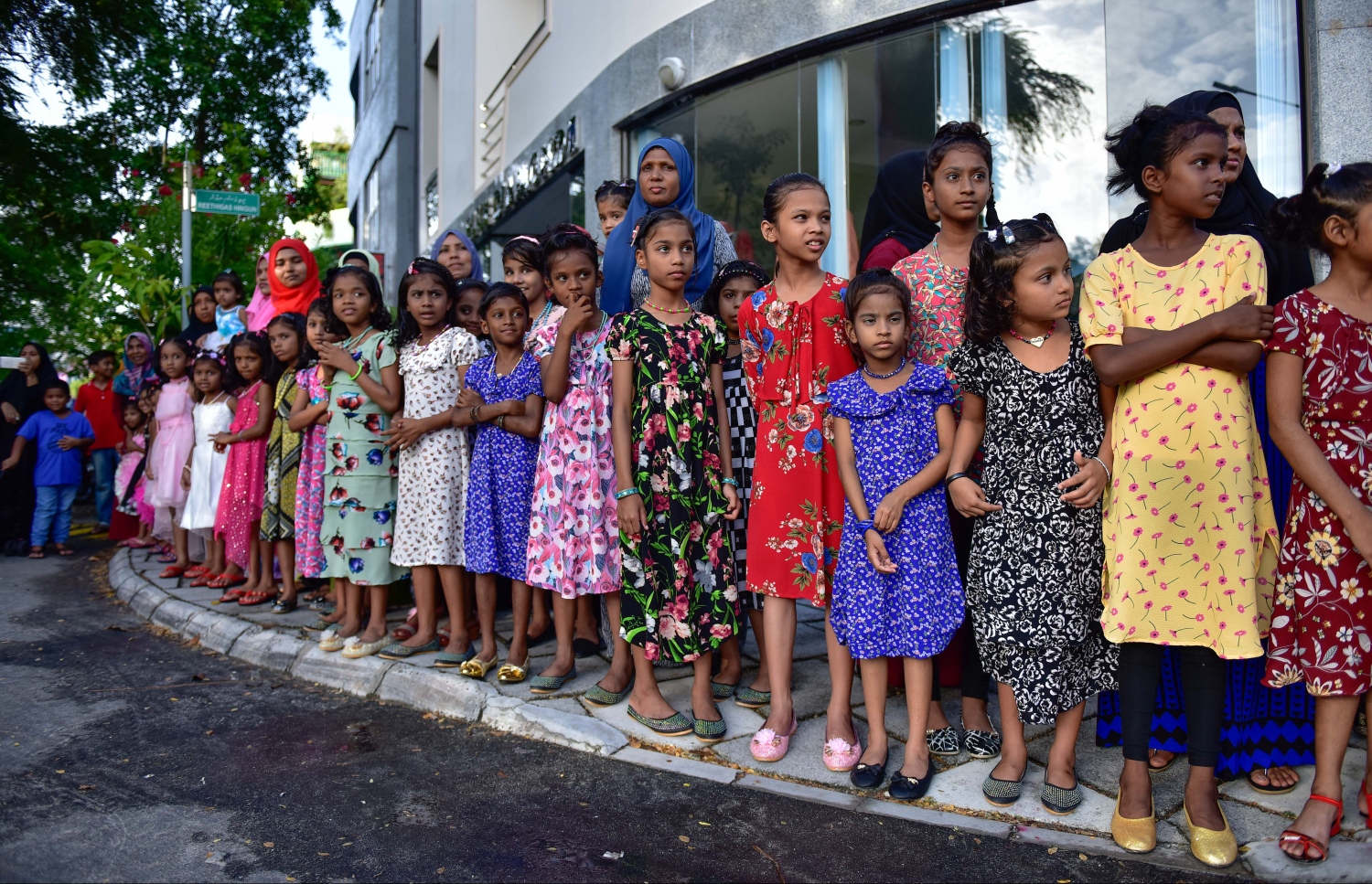 ހުޅުމާލެ: ސެޕްޓެމްބަރ 1، 2017- މި އަހަރުގެ އަޟްހާ އީދު ނުވަތަ ބޮޑު އީދު ދުވަސް ފާހަގަކުރުމަށް ބޭއްވި ސަގާފީ ކުޅިވަރުގެ ޕެރޭޑް ބަލަން އެއްވި ބައެއް މީހުން ކުޑަކުދިން ގޮވައިގެން.---މިހާރު ފޮޓޯ: ހުސެއިން ވަހީދު