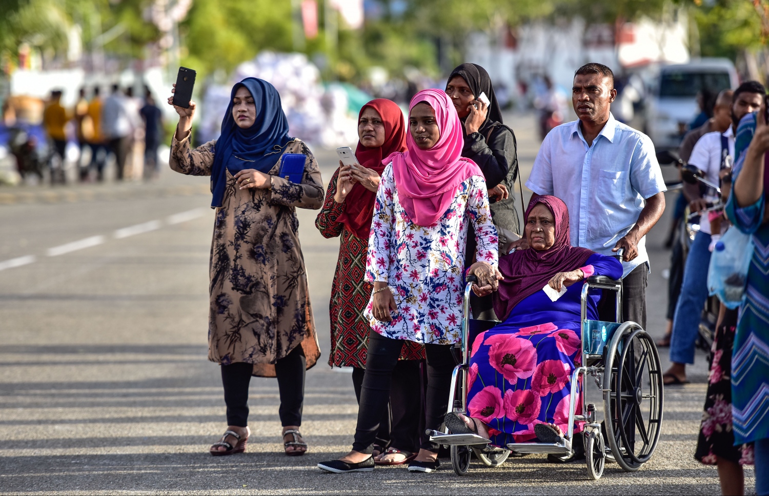 ހުޅުމާލެ: ސެޕްޓެމްބަރ 1، 2017- މި އަހަރުގެ އަޟްހާ އީދު ނުވަތަ ބޮޑު އީދު ދުވަސް ފާހަގަކުރުމަށް ބޭއްވި ސަގާފީ ކުޅިވަރުގެ ޕެރޭޑް ބަލަން އުމުރުން ދުވަސްވީ މީހަކު ފުރޮޅުލީ ގޮނޑިއެއްގައި ގެންދަނީ.---މިހާރު ފޮޓޯ: ހުސެއިން ވަހީދު