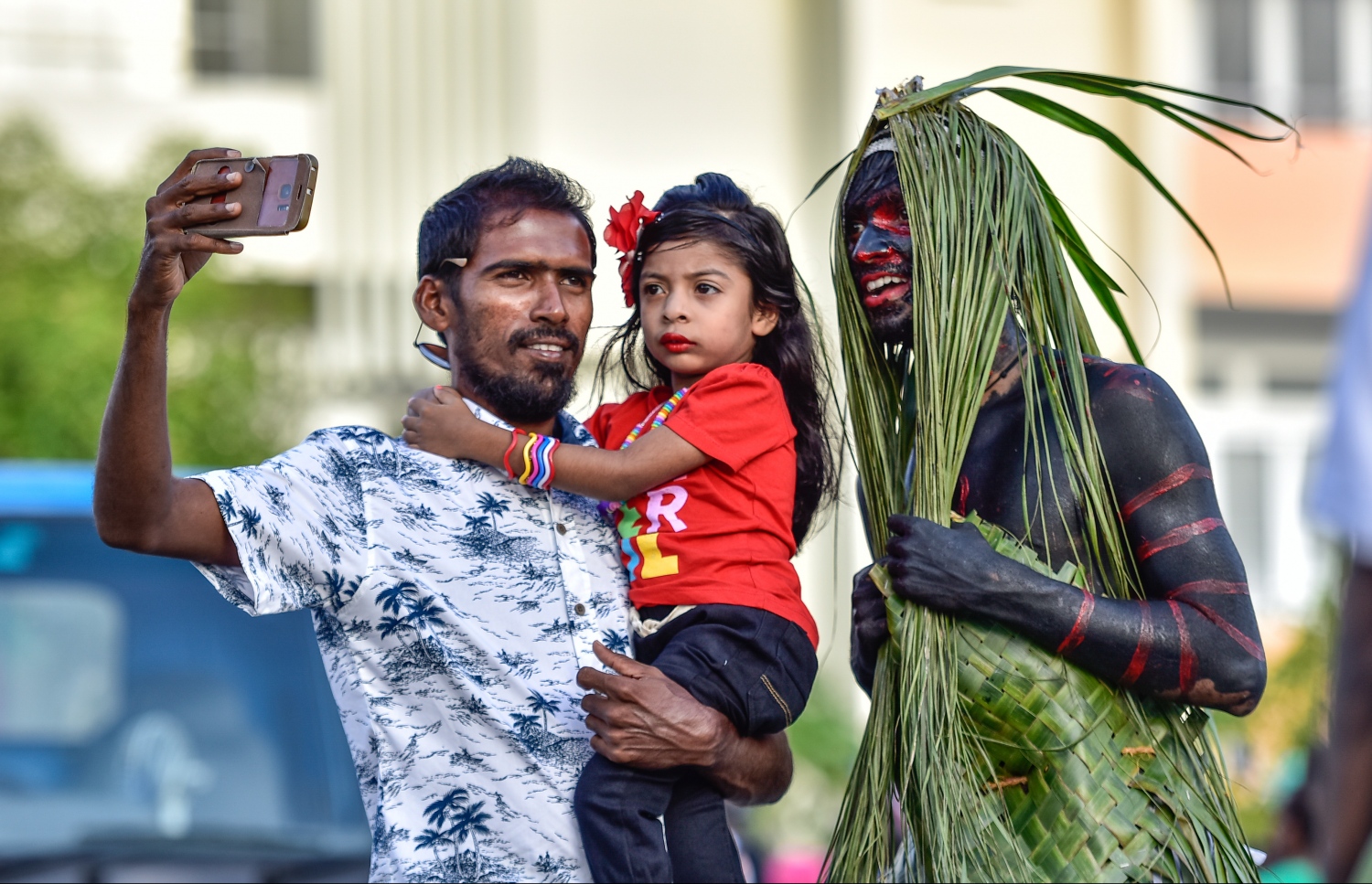 ހުޅުމާލެ: ސެޕްޓެމްބަރ 1، 2017- މި އަހަރުގެ އަޟްހާ އީދު ނުވަތަ ބޮޑު އީދު ދުވަސް ފާހަގަކުރުމަށް ބޭއްވި ސަގާފީ ކުޅިވަރުގެ ޕެރޭޑުގެ ބައިވެރިއަކާ އެކު ސެލްފީއެއް ނަގަނީ.---މިހާރު ފޮޓޯ: ހުސެއިން ވަހީދު