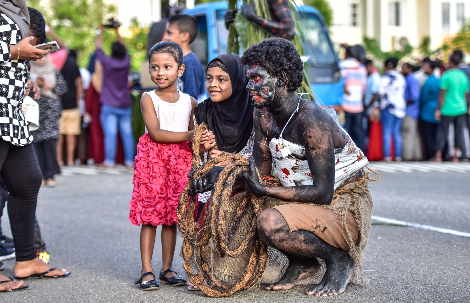 ހުޅުމާލެ: ސެޕްޓެމްބަރ 1، 2017- މި އަހަރުގެ އަޟްހާ އީދު ނުވަތަ ބޮޑު އީދު ދުވަސް ފާހަގަކުރުމަށް ބޭއްވި ސަގާފީ ކުޅިވަރުގެ ޕެރޭޑުގެ ބައިވެރިއަކާ އެކު ކުޑަދެއްކުއްޖަކު ފޮޓޯއެއް ނަގަނީ.---މިހާރު ފޮޓޯ: ހުސެއިން ވަހީދު
