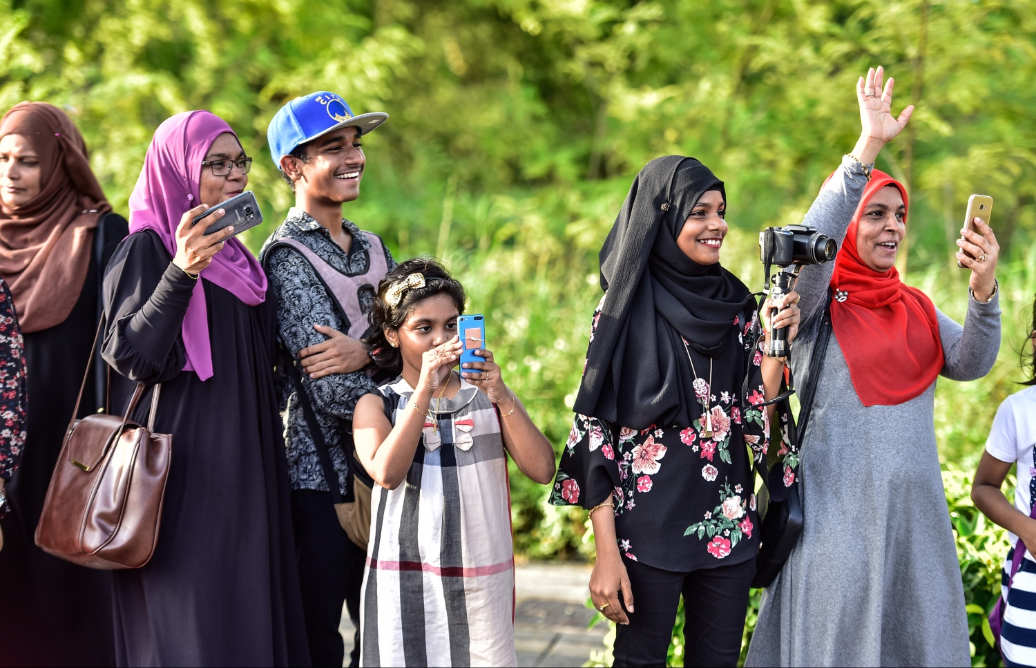 ހުޅުމާލެ: ސެޕްޓެމްބަރ 1، 2017- މި އަހަރުގެ އަޟްހާ އީދު ނުވަތަ ބޮޑު އީދު ދުވަސް ފާހަގަކުރުމަށް ބޭއްވި ސަގާފީ ކުޅިވަރުގެ ޕެރޭޑް ބަލަން އެއްވި ބައެއް މީހުން އެ ޕެރޭޑުގެ ފޮޓޯ ނަގަނީ.---މިހާރު ފޮޓޯ: ހުސެއިން ވަހީދު